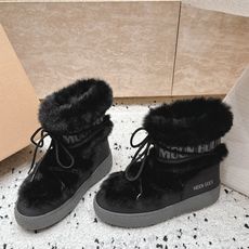 Moon Boot毛绒绑带雪地靴|冬日甜酷保暖单品 Moon Boot这款毛绒雪地靴,妥妥是冬日氛围感担当,黑色和奶白双 Moon Boot毛绒绑带雪地靴|冬日甜酷保暖单品 Moon Boot这款毛绒雪地靴,妥妥是冬日氛围感担当,黑色和奶白双