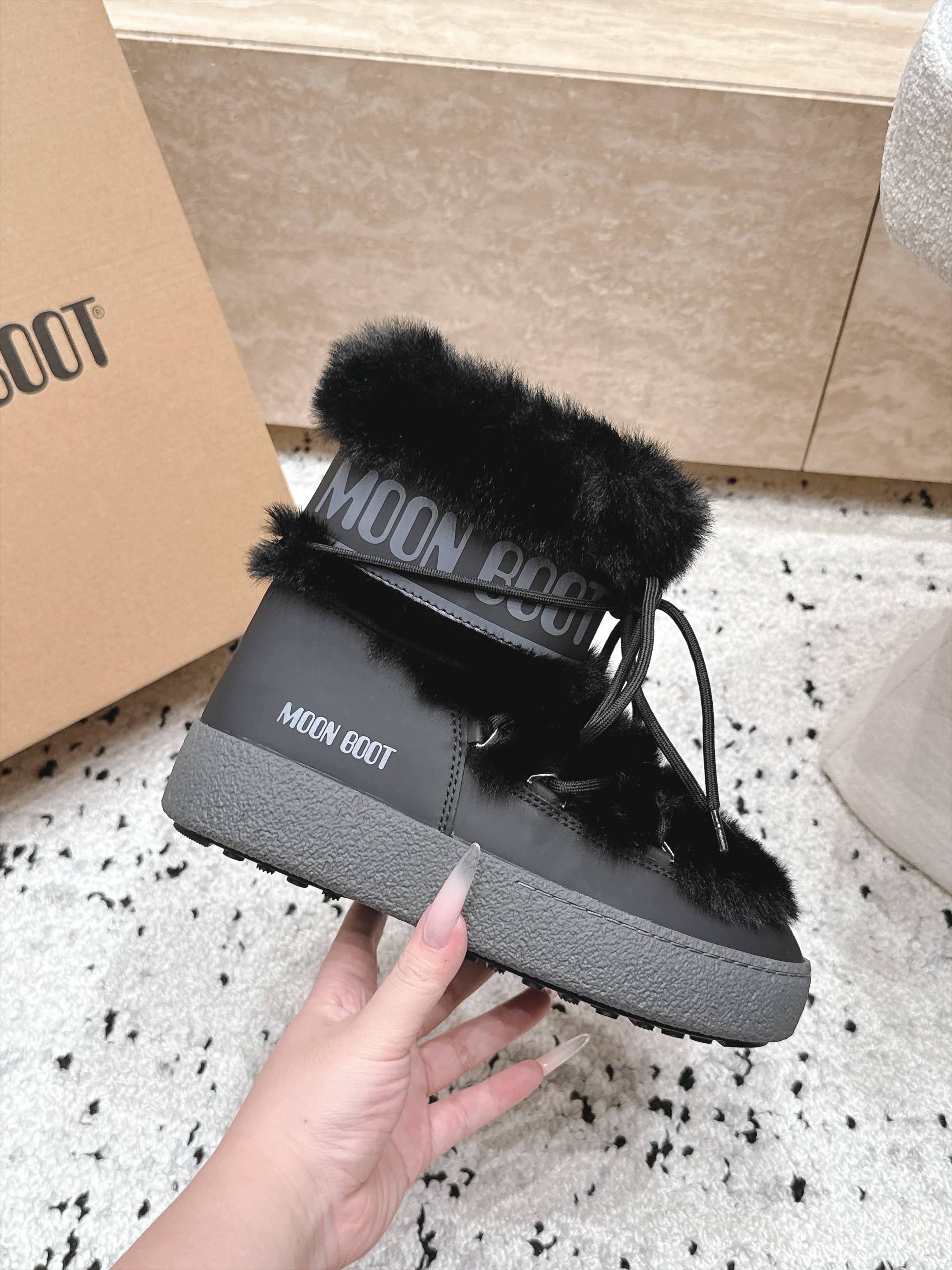 Moon Boot毛绒绑带雪地靴｜冬日甜酷保暖单品 Moon Boot这款毛绒雪地靴，妥妥是冬日氛围感担当，黑色和奶白双