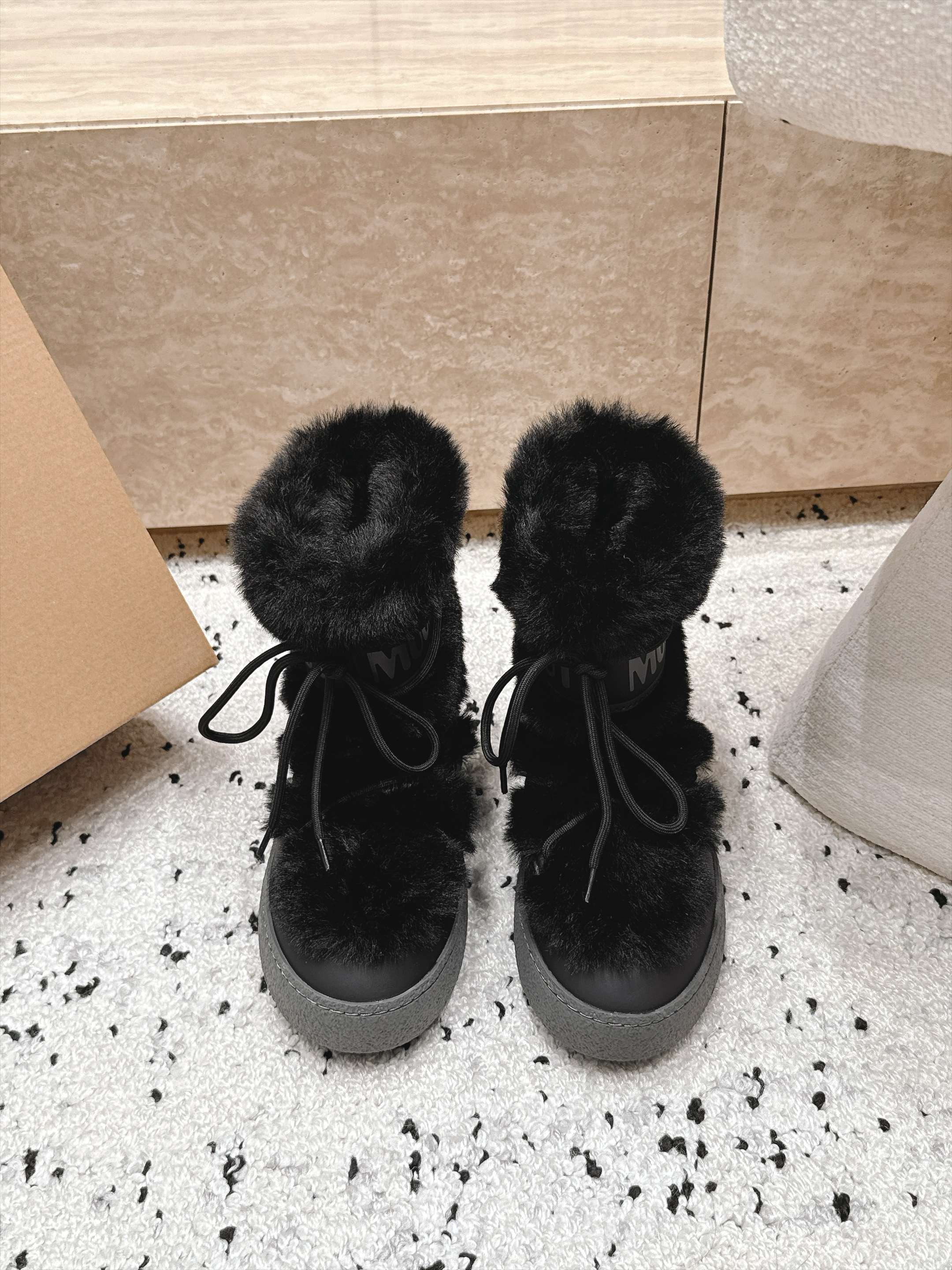 Moon Boot毛绒绑带雪地靴｜冬日甜酷保暖单品 Moon Boot这款毛绒雪地靴，妥妥是冬日氛围感担当，黑色和奶白双