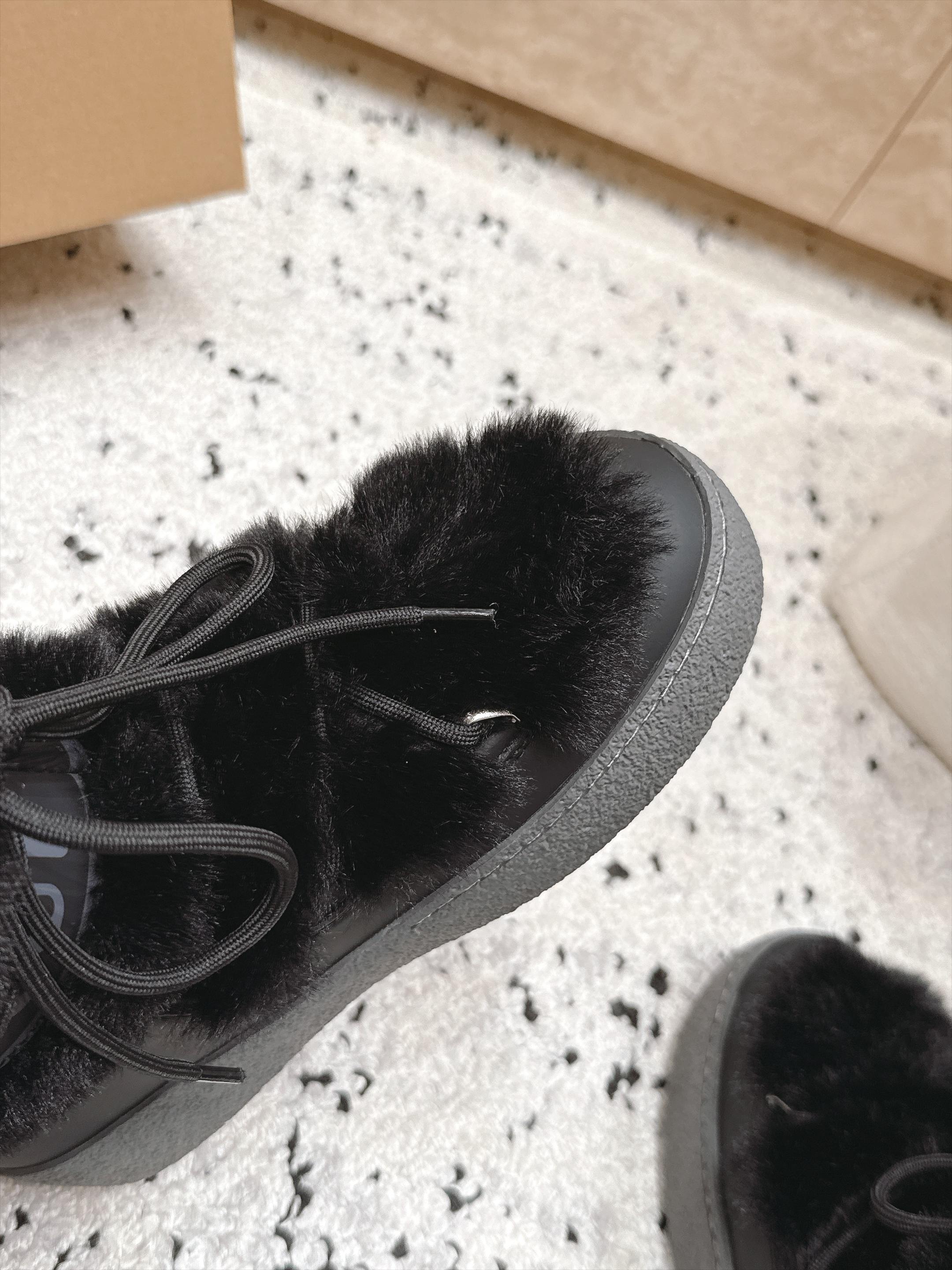 Moon Boot毛绒绑带雪地靴｜冬日甜酷保暖单品 Moon Boot这款毛绒雪地靴，妥妥是冬日氛围感担当，黑色和奶白双