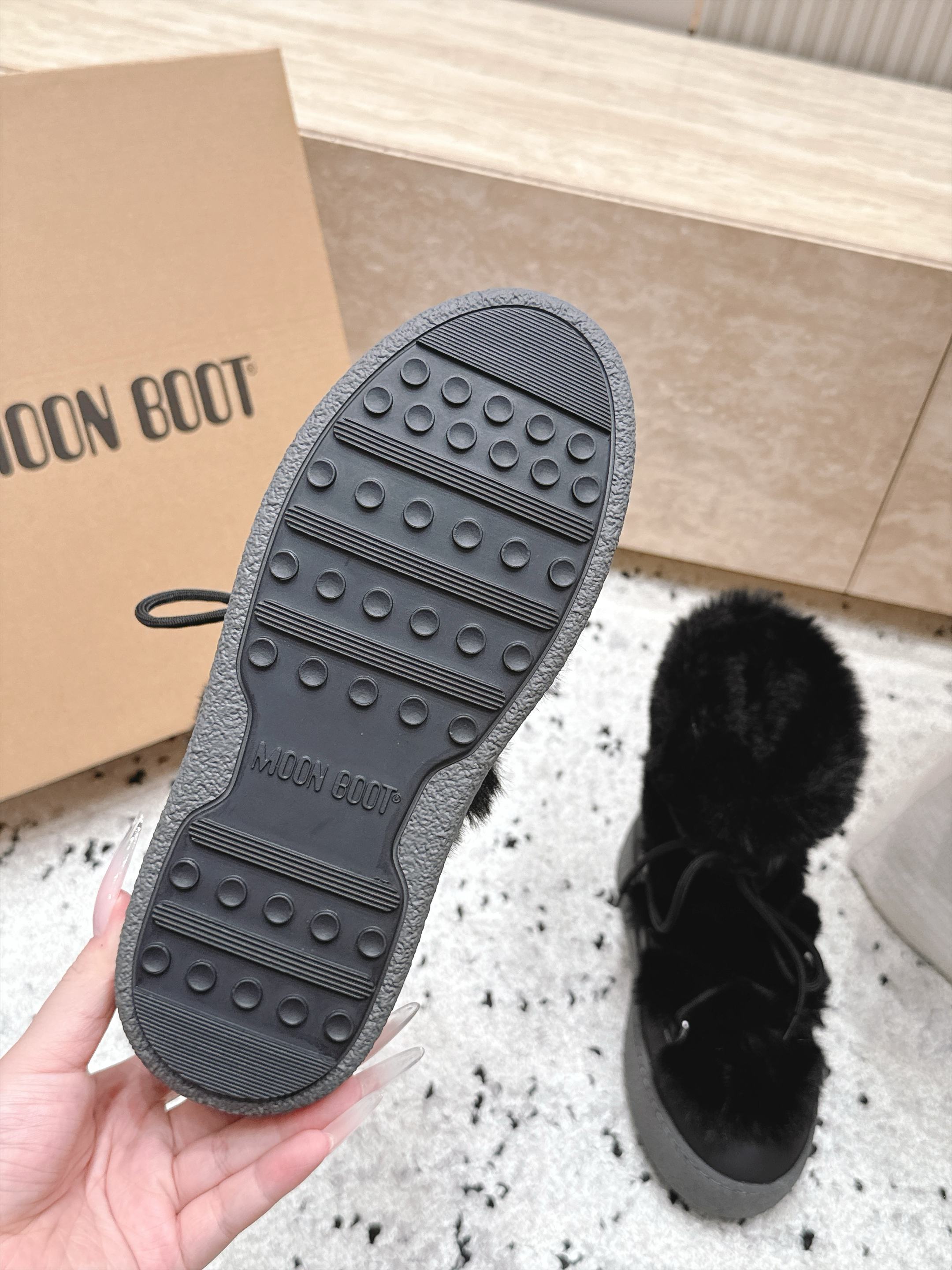 Moon Boot毛绒绑带雪地靴｜冬日甜酷保暖单品 Moon Boot这款毛绒雪地靴，妥妥是冬日氛围感担当，黑色和奶白双