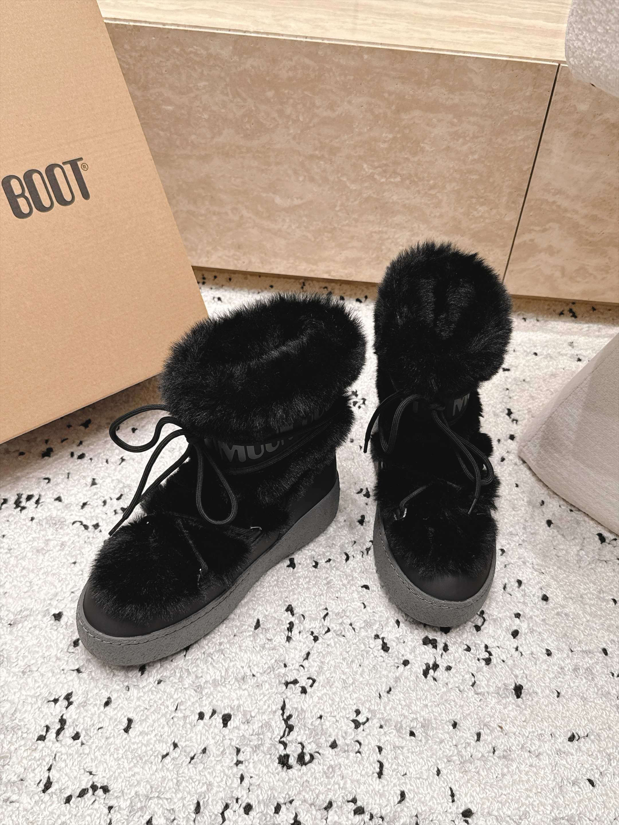 Moon Boot毛绒绑带雪地靴｜冬日甜酷保暖单品 Moon Boot这款毛绒雪地靴，妥妥是冬日氛围感担当，黑色和奶白双