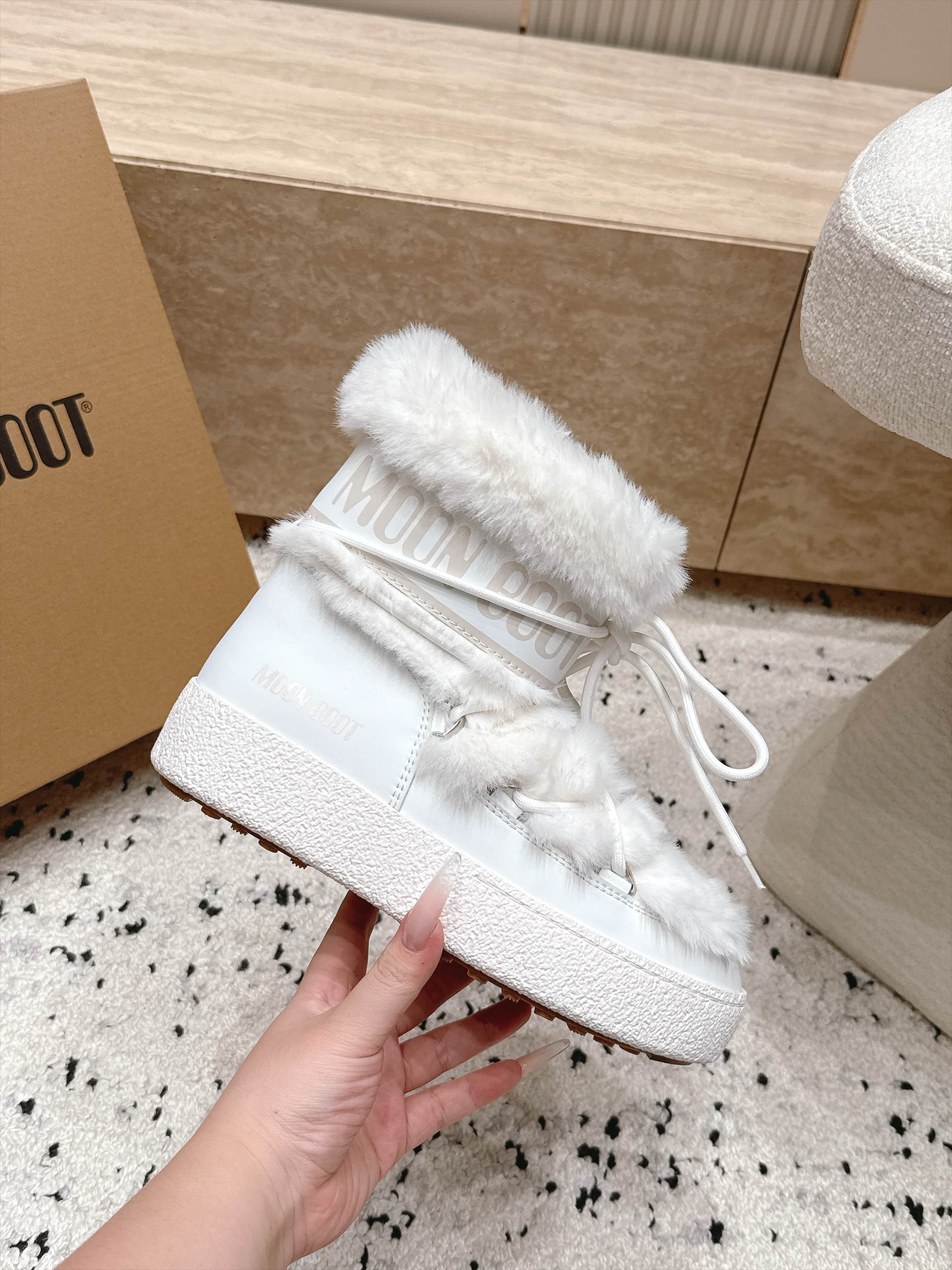 Moon Boot毛绒绑带雪地靴｜冬日甜酷保暖单品 Moon Boot这款毛绒雪地靴，妥妥是冬日氛围感担当，黑色和奶白双