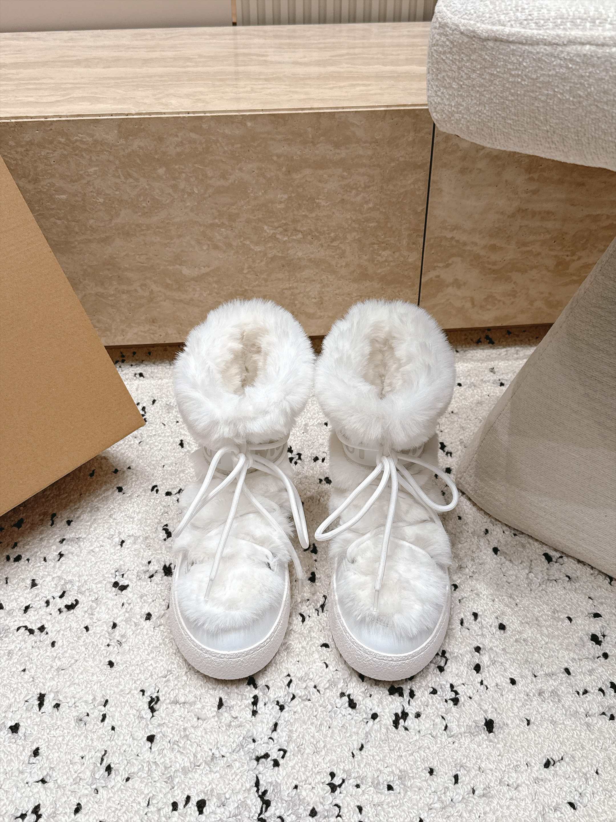 Moon Boot毛绒绑带雪地靴｜冬日甜酷保暖单品 Moon Boot这款毛绒雪地靴，妥妥是冬日氛围感担当，黑色和奶白双