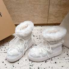 Moon Boot毛绒绑带雪地靴|冬日甜酷保暖单品 Moon Boot这款毛绒雪地靴,妥妥是冬日氛围感担当,黑色和奶白双 Moon Boot毛绒绑带雪地靴|冬日甜酷保暖单品 Moon Boot这款毛绒雪地靴,妥妥是冬日氛围感担当,黑色和奶白双