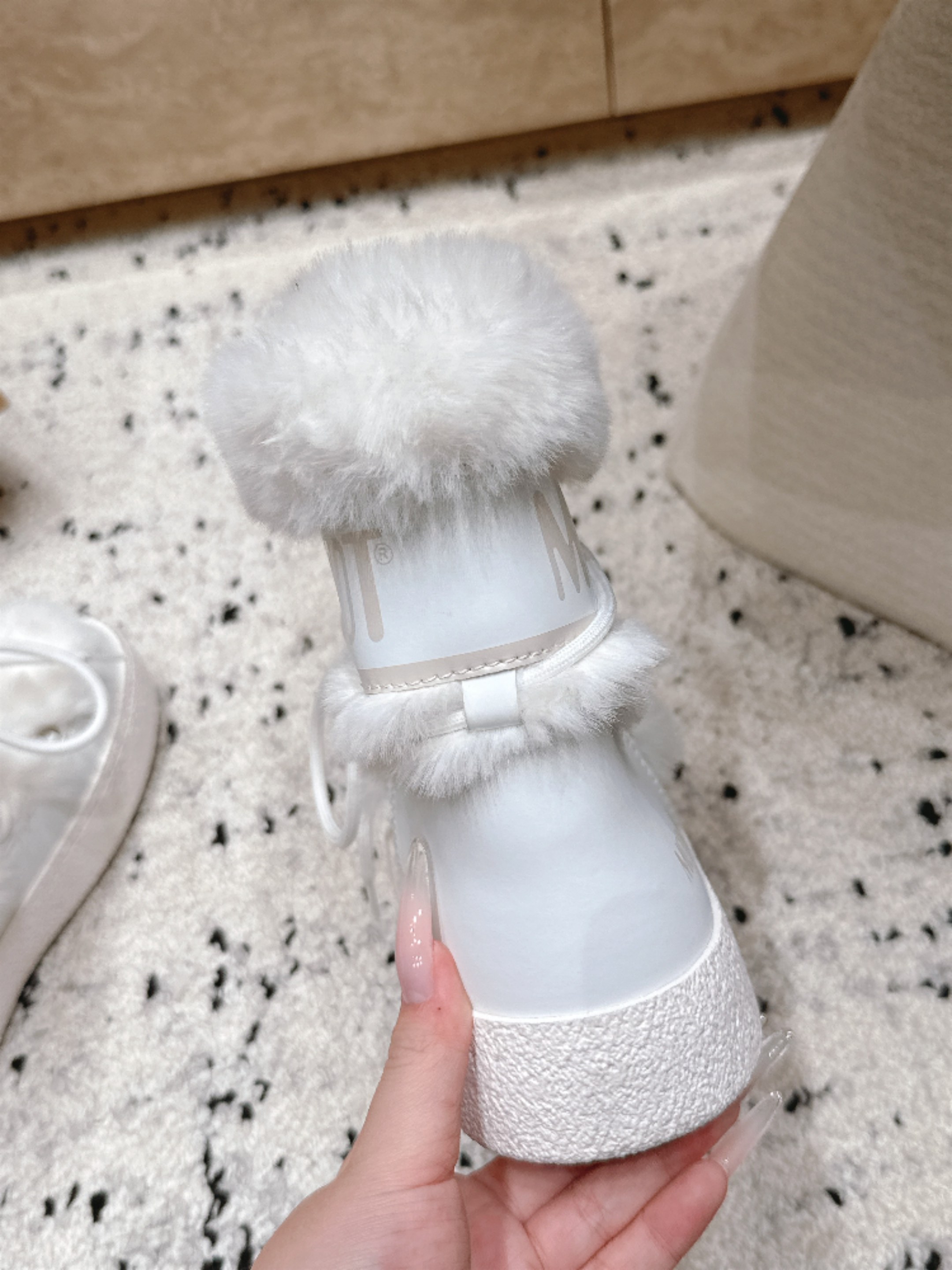 Moon Boot毛绒绑带雪地靴｜冬日甜酷保暖单品 Moon Boot这款毛绒雪地靴，妥妥是冬日氛围感担当，黑色和奶白双