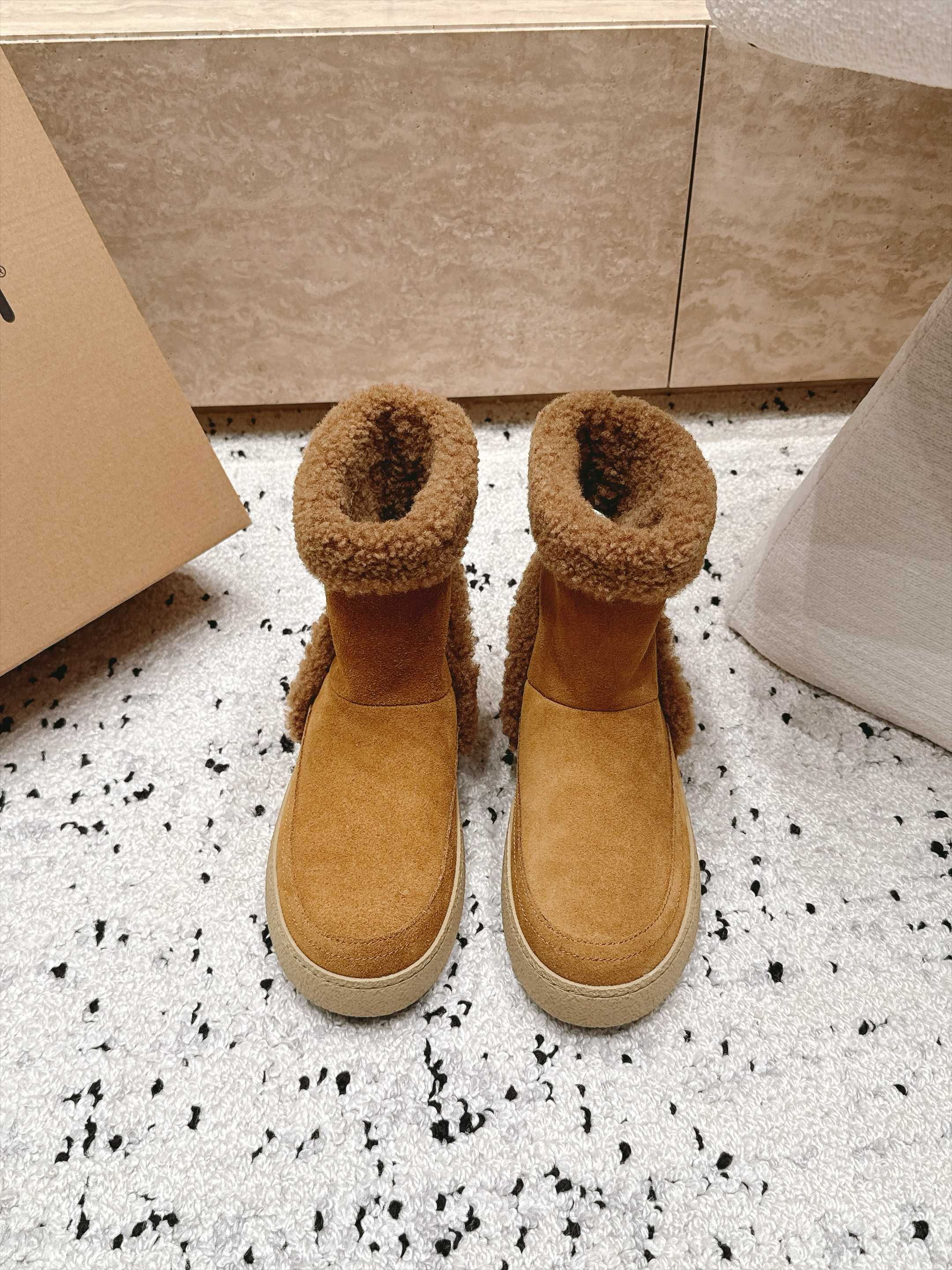 Moon Boot 雪地靴系列｜冬日甜酷保暖单品 Moon Boot这款毛绒雪地靴，妥妥是冬日氛围感担当，黑色和奶白双色