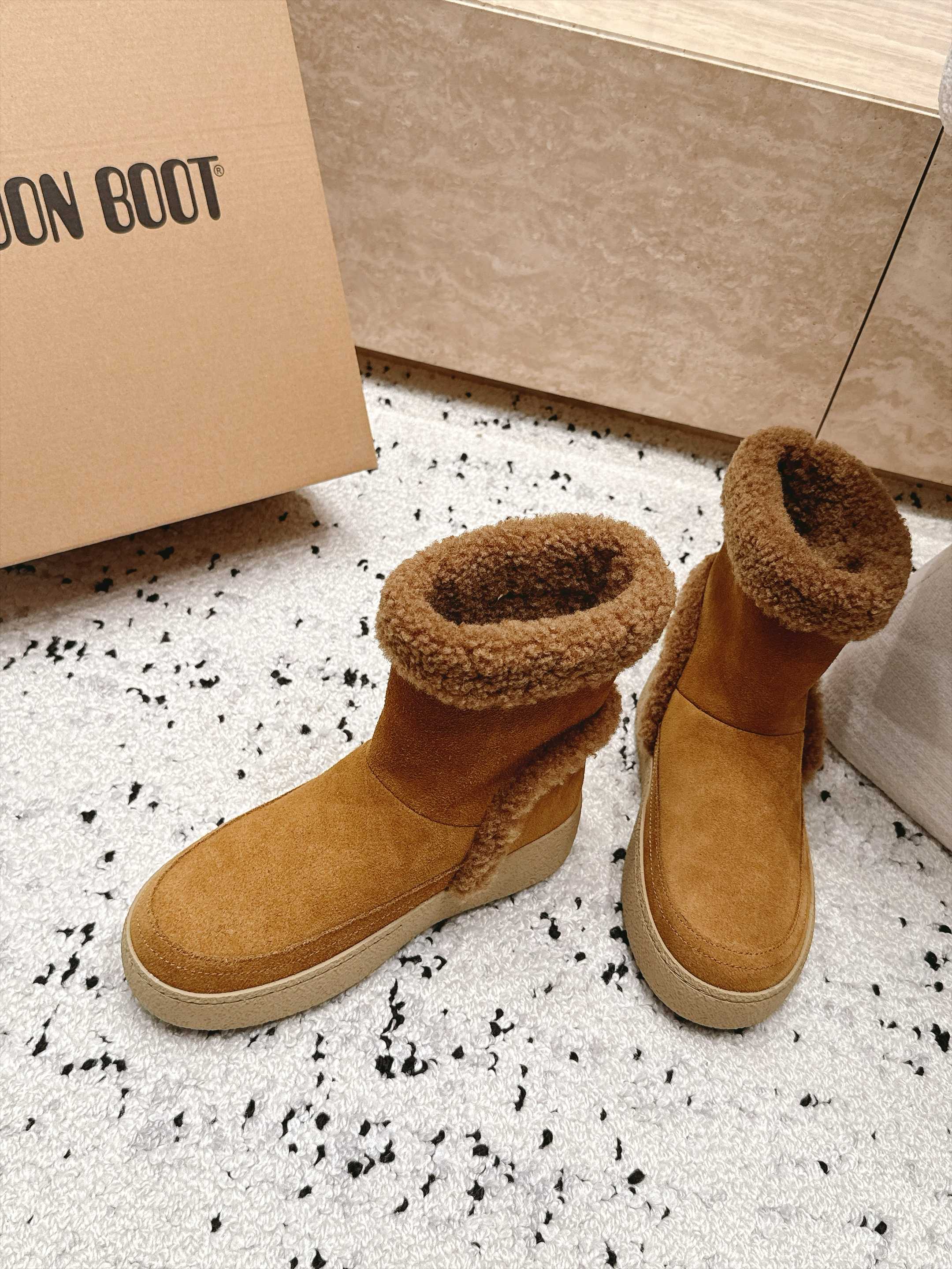 Moon Boot 雪地靴系列｜冬日甜酷保暖单品 Moon Boot这款毛绒雪地靴，妥妥是冬日氛围感担当，黑色和奶白双色