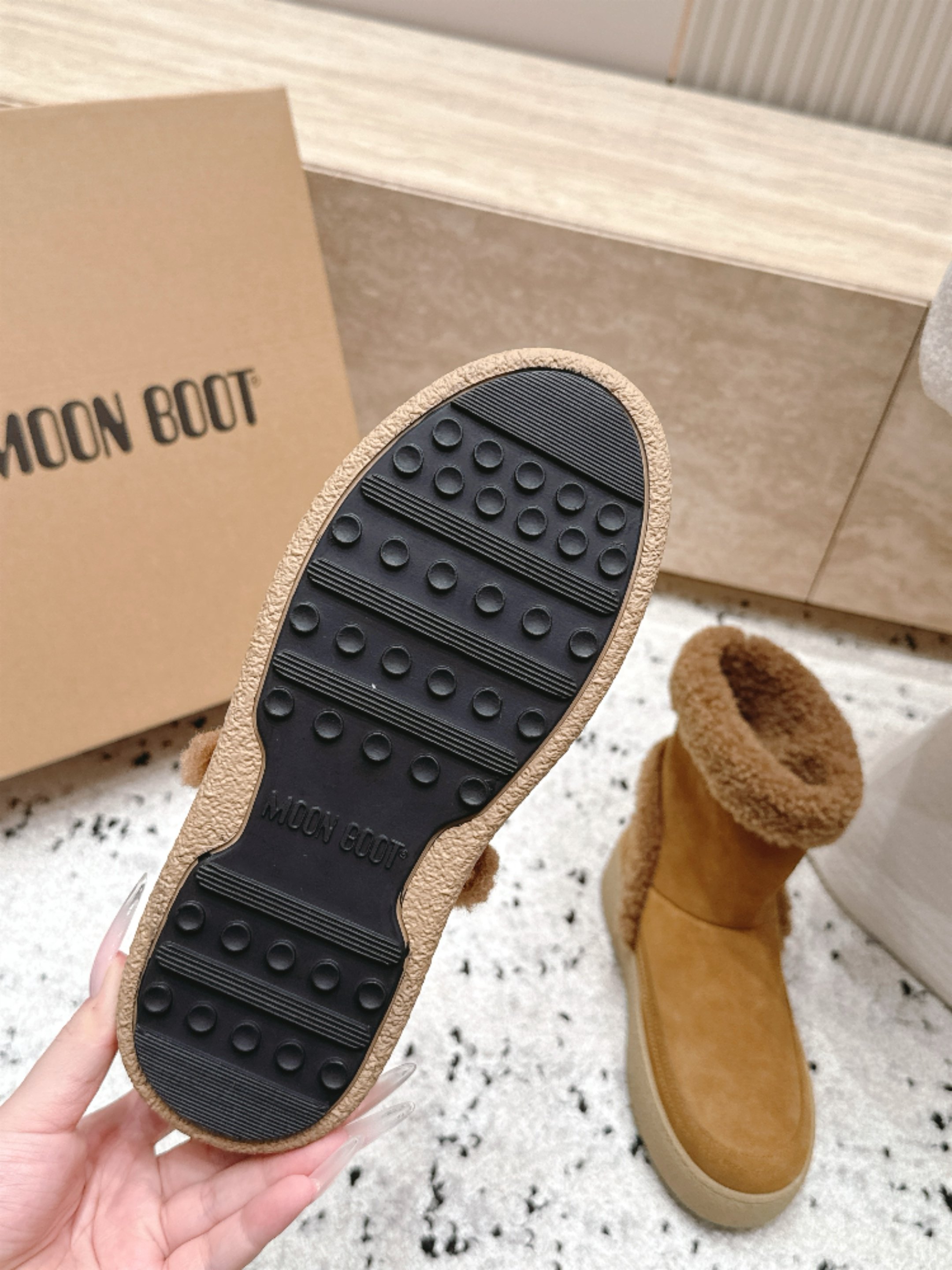 Moon Boot 雪地靴系列｜冬日甜酷保暖单品 Moon Boot这款毛绒雪地靴，妥妥是冬日氛围感担当，黑色和奶白双色