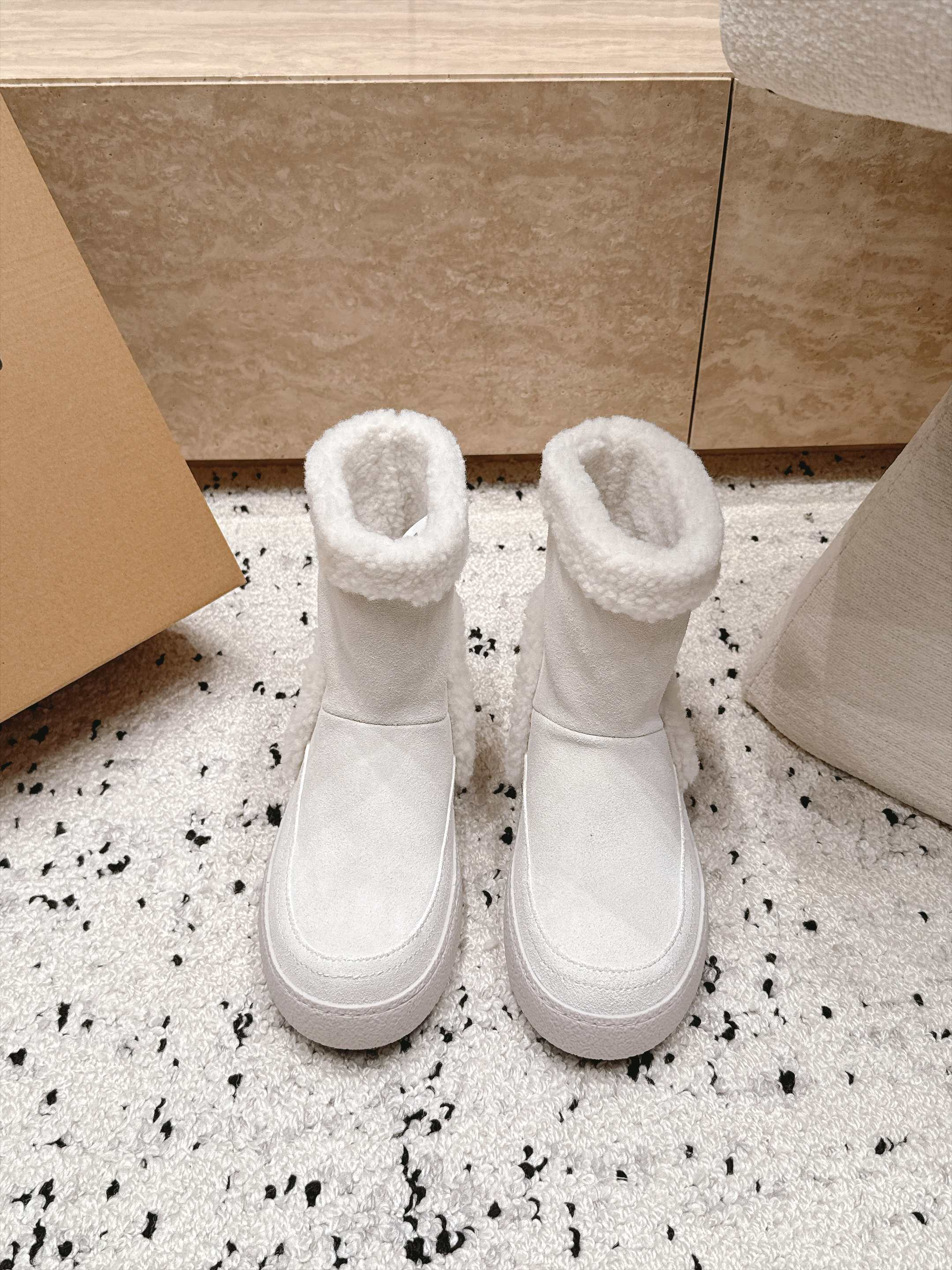 Moon Boot雪地靴系列｜冬日甜酷保暖单品 Moon Boot这款毛绒雪地靴，妥妥是冬日氛围感担当，黑色和奶白双色可