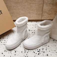 Moon Boot雪地靴系列|冬日甜酷保暖单品 Moon Boot这款毛绒雪地靴,妥妥是冬日氛围感担当,黑色和奶白双色可 Moon Boot雪地靴系列|冬日甜酷保暖单品 Moon Boot这款毛绒雪地靴,妥妥是冬日氛围感担当,黑色和奶白双色可