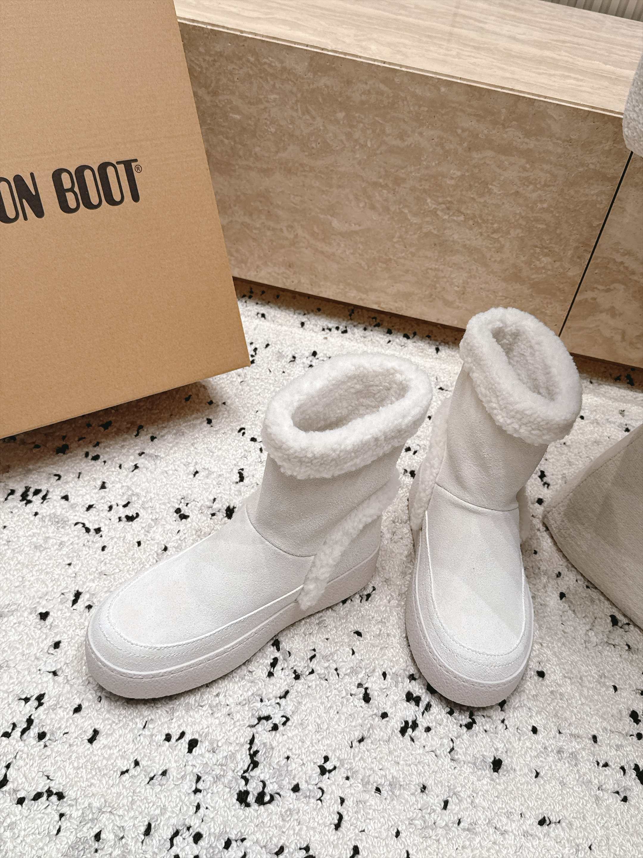 Moon Boot雪地靴系列｜冬日甜酷保暖单品 Moon Boot这款毛绒雪地靴，妥妥是冬日氛围感担当，黑色和奶白双色可
