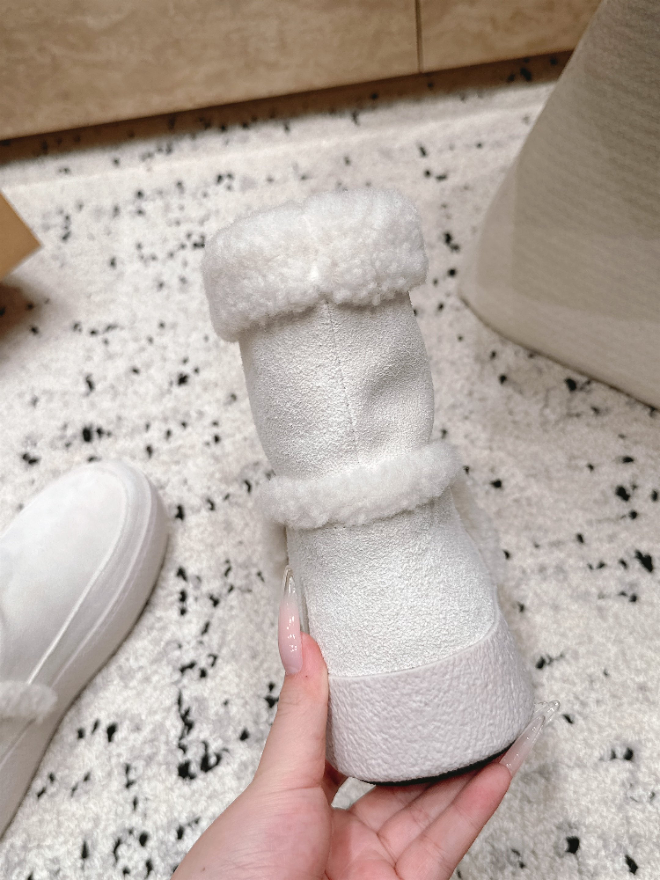 Moon Boot雪地靴系列｜冬日甜酷保暖单品 Moon Boot这款毛绒雪地靴，妥妥是冬日氛围感担当，黑色和奶白双色可