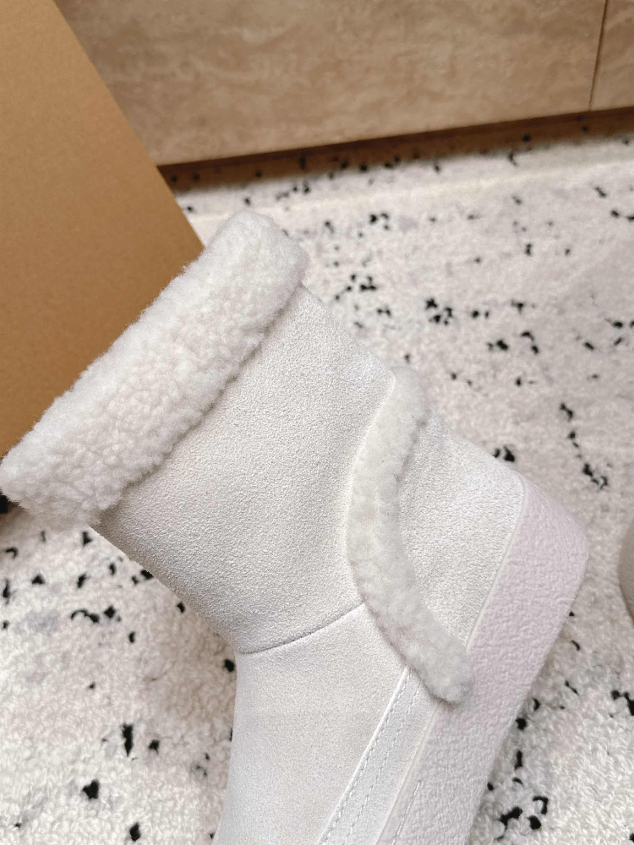 Moon Boot雪地靴系列｜冬日甜酷保暖单品 Moon Boot这款毛绒雪地靴，妥妥是冬日氛围感担当，黑色和奶白双色可
