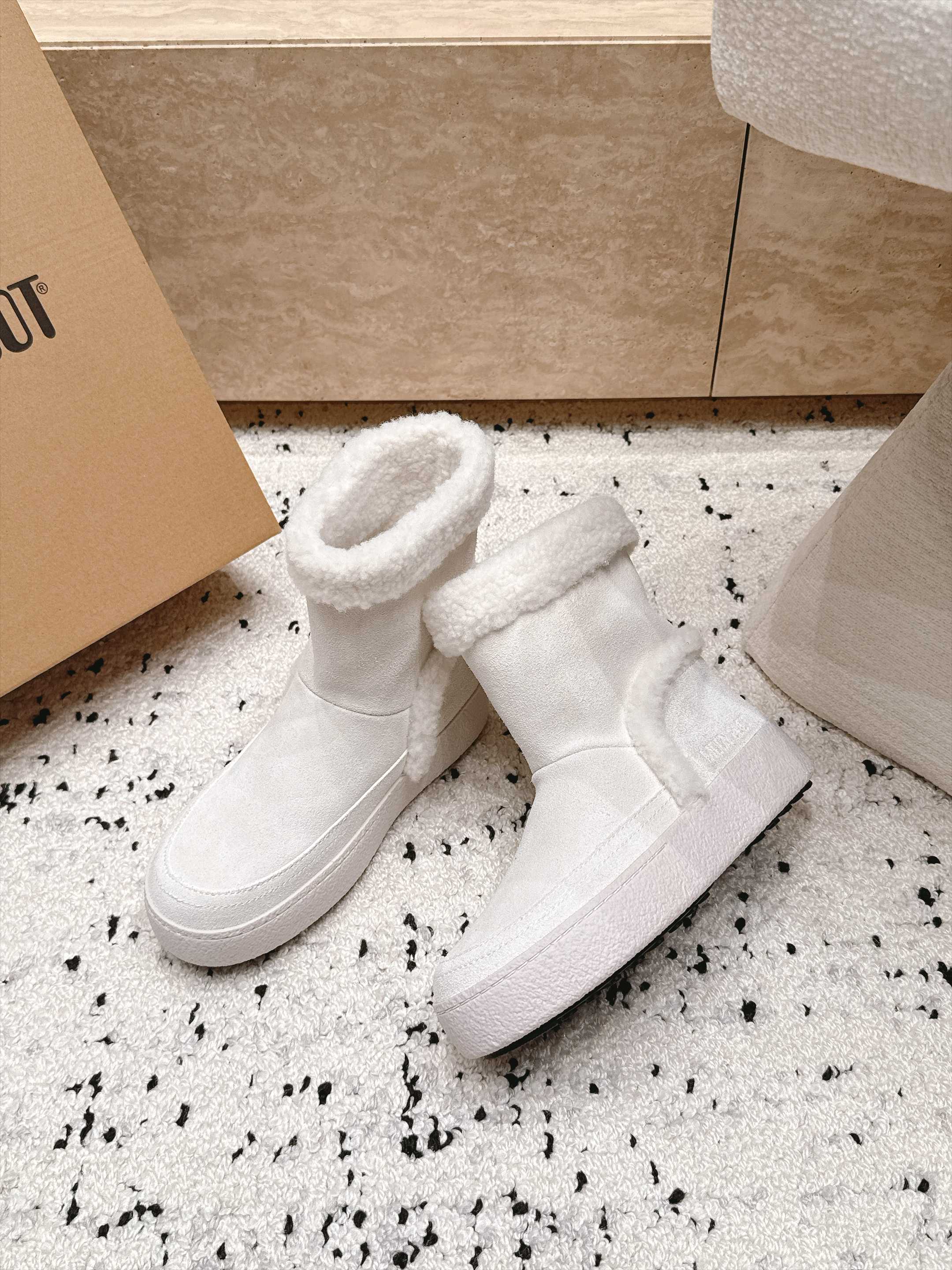 Moon Boot雪地靴系列｜冬日甜酷保暖单品 Moon Boot这款毛绒雪地靴，妥妥是冬日氛围感担当，黑色和奶白双色可