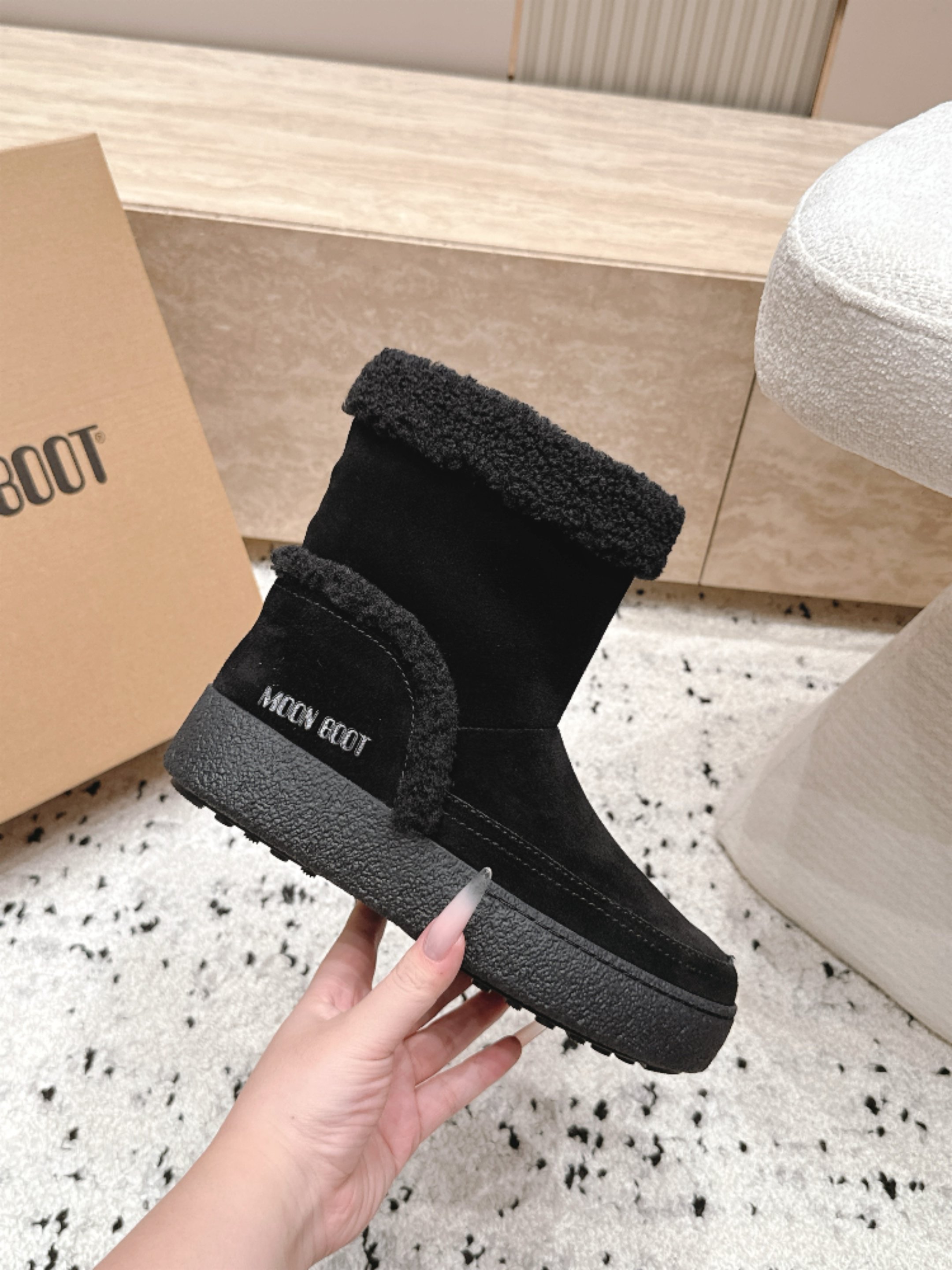 Moon Boot雪地靴系列｜冬日甜酷保暖单品 Moon Boot这款毛绒雪地靴，妥妥是冬日氛围感担当，黑色和奶白双色可
