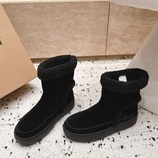 Moon Boot雪地靴系列|冬日甜酷保暖单品 Moon Boot这款毛绒雪地靴,妥妥是冬日氛围感担当,黑色和奶白双色可 Moon Boot雪地靴系列|冬日甜酷保暖单品 Moon Boot这款毛绒雪地靴,妥妥是冬日氛围感担当,黑色和奶白双色可