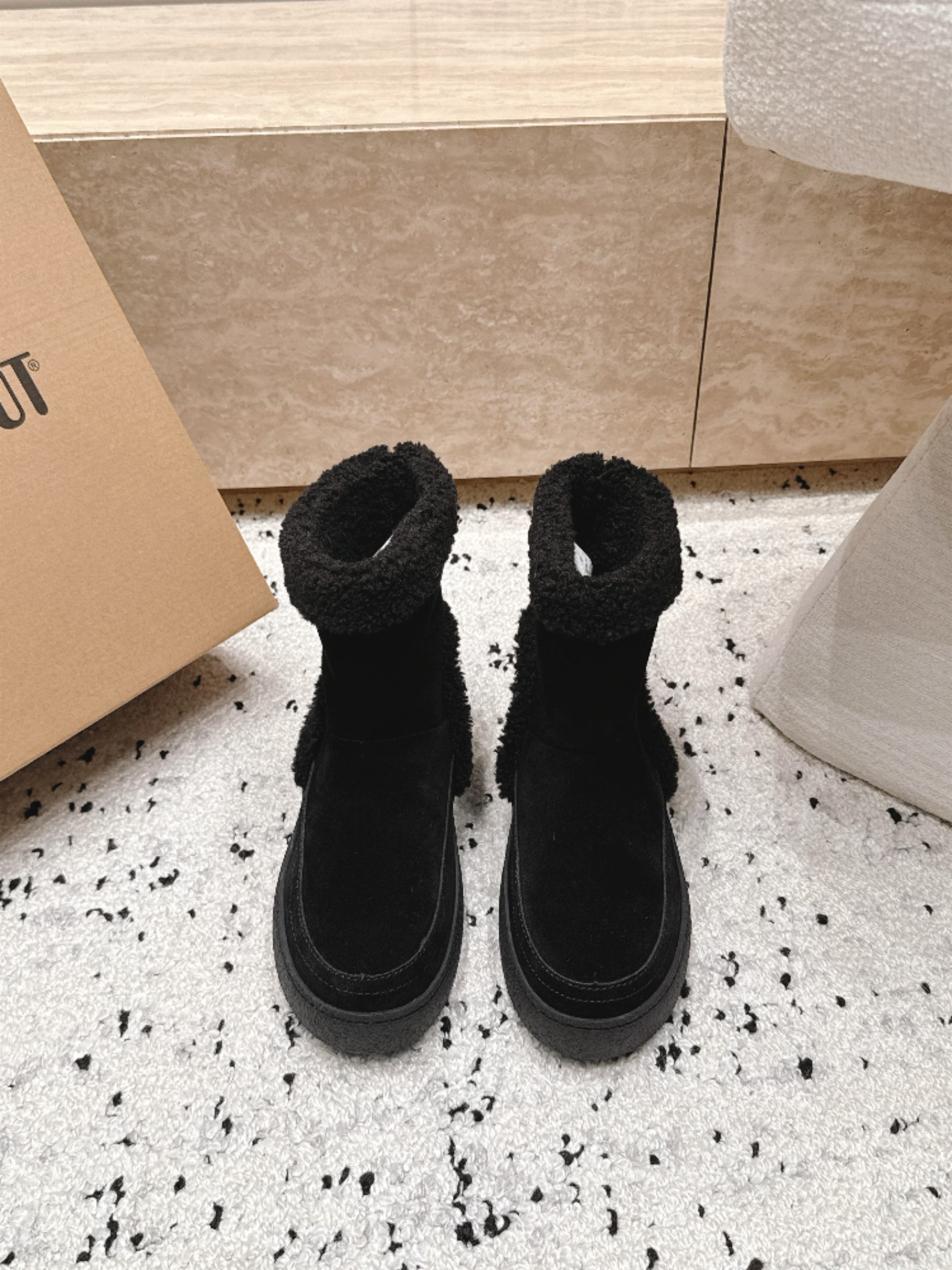 Moon Boot雪地靴系列｜冬日甜酷保暖单品 Moon Boot这款毛绒雪地靴，妥妥是冬日氛围感担当，黑色和奶白双色可