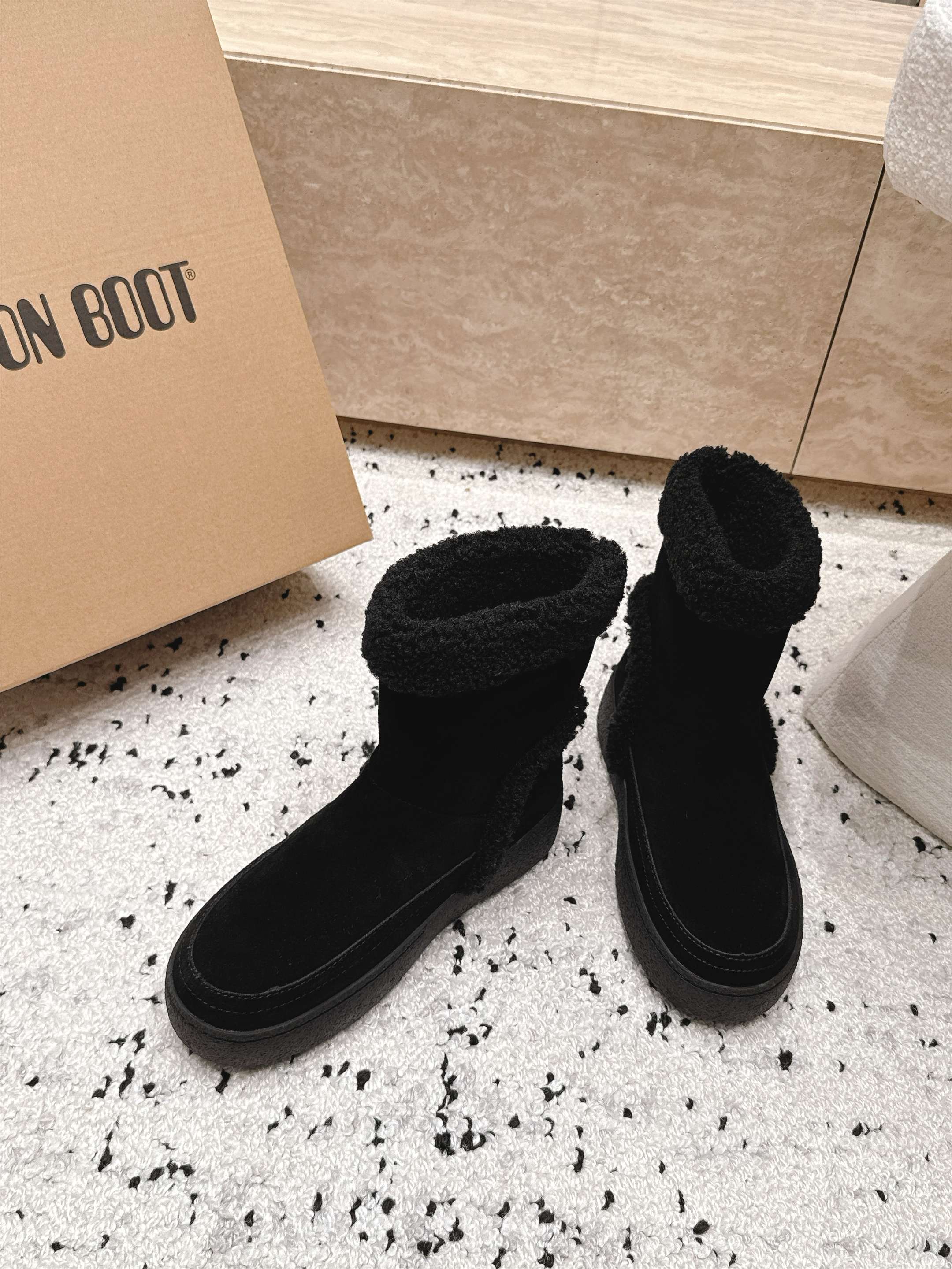 Moon Boot雪地靴系列｜冬日甜酷保暖单品 Moon Boot这款毛绒雪地靴，妥妥是冬日氛围感担当，黑色和奶白双色可