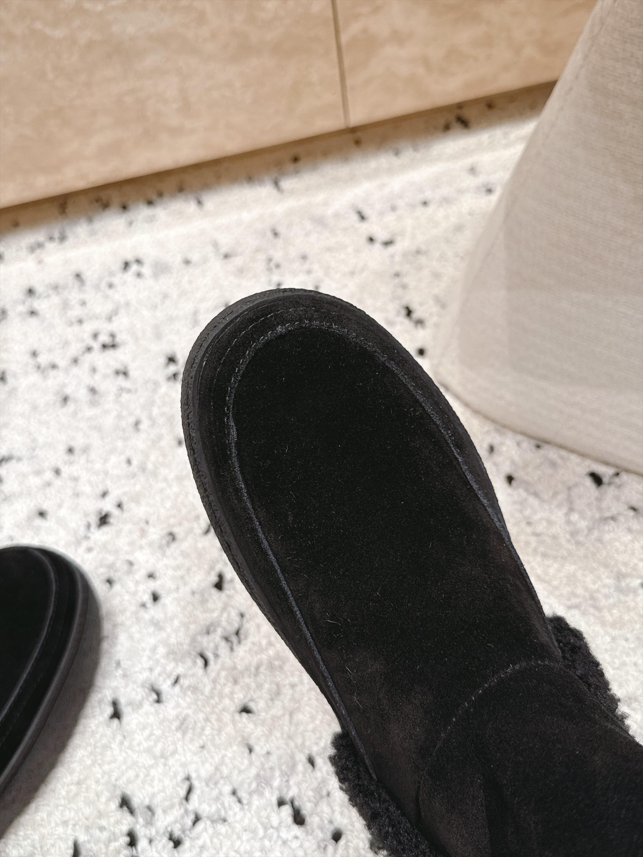 Moon Boot雪地靴系列｜冬日甜酷保暖单品 Moon Boot这款毛绒雪地靴，妥妥是冬日氛围感担当，黑色和奶白双色可