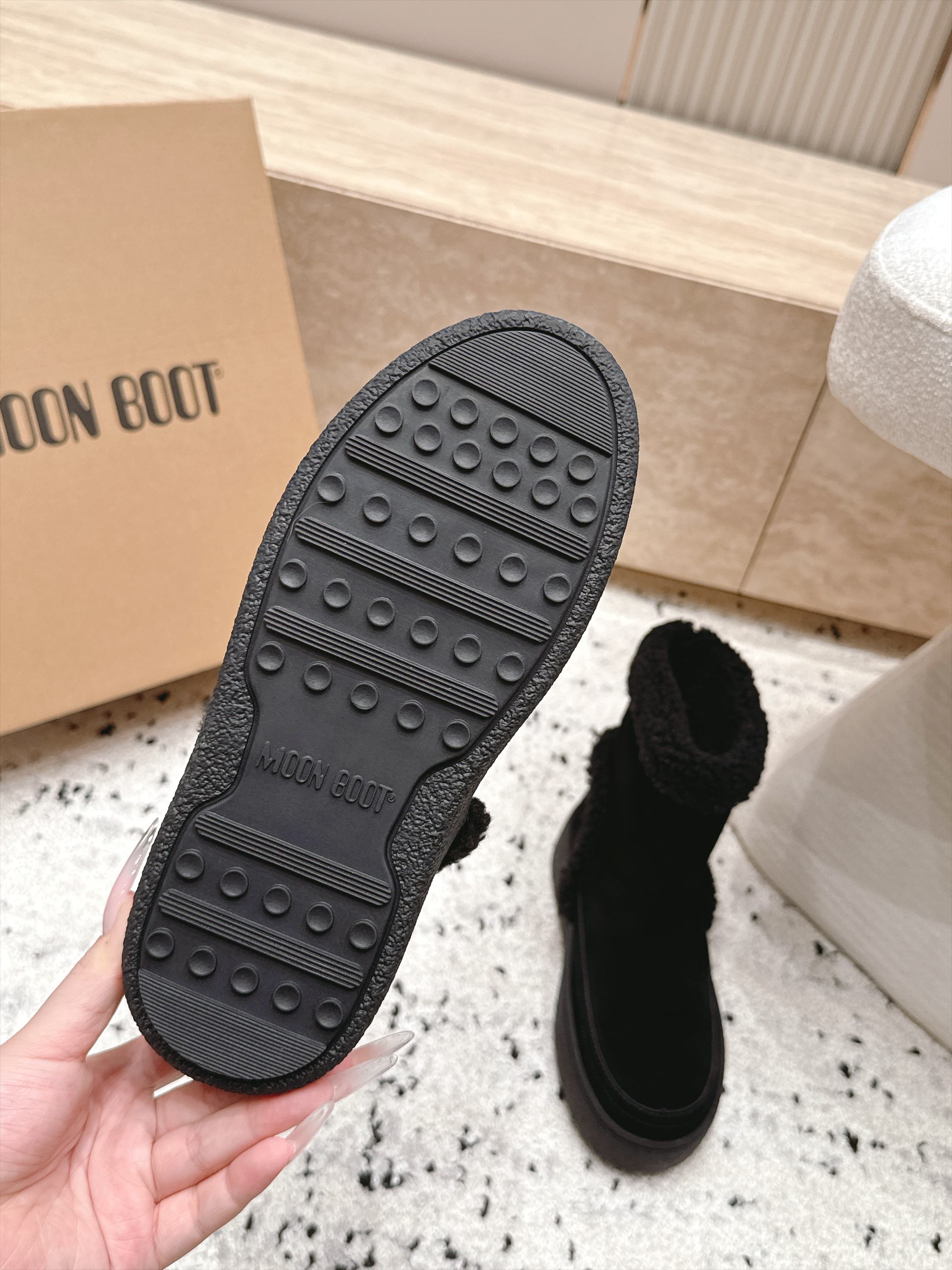 Moon Boot雪地靴系列｜冬日甜酷保暖单品 Moon Boot这款毛绒雪地靴，妥妥是冬日氛围感担当，黑色和奶白双色可