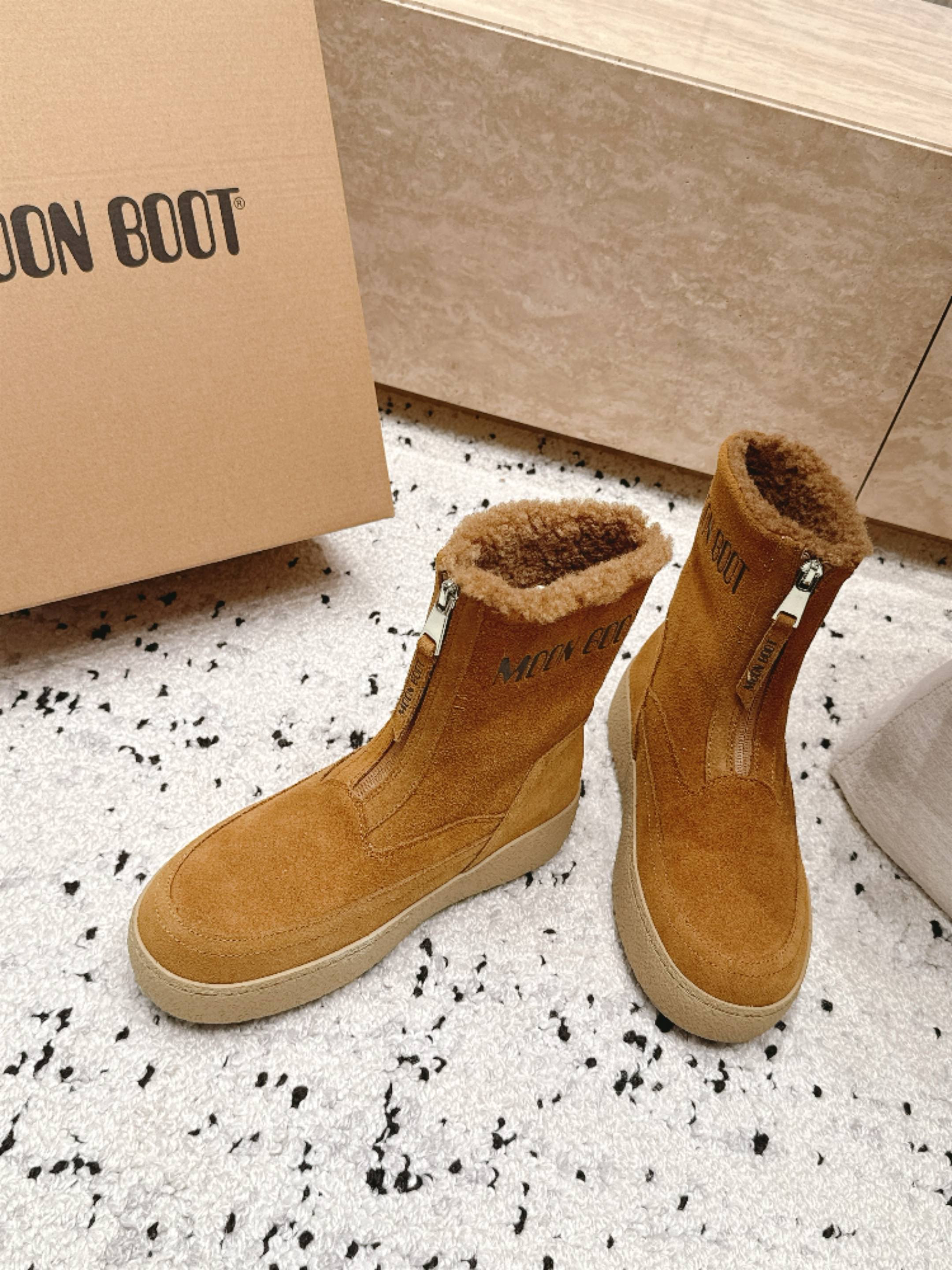 Moon Boot雪地靴系列｜冬日甜酷保暖单品 Moon Boot这款毛绒雪地靴，妥妥是冬日氛围感担当，黑色和奶白双色可