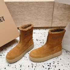 Moon Boot雪地靴系列|冬日甜酷保暖单品 Moon Boot这款毛绒雪地靴,妥妥是冬日氛围感担当,黑色和奶白双色可 Moon Boot雪地靴系列|冬日甜酷保暖单品 Moon Boot这款毛绒雪地靴,妥妥是冬日氛围感担当,黑色和奶白双色可