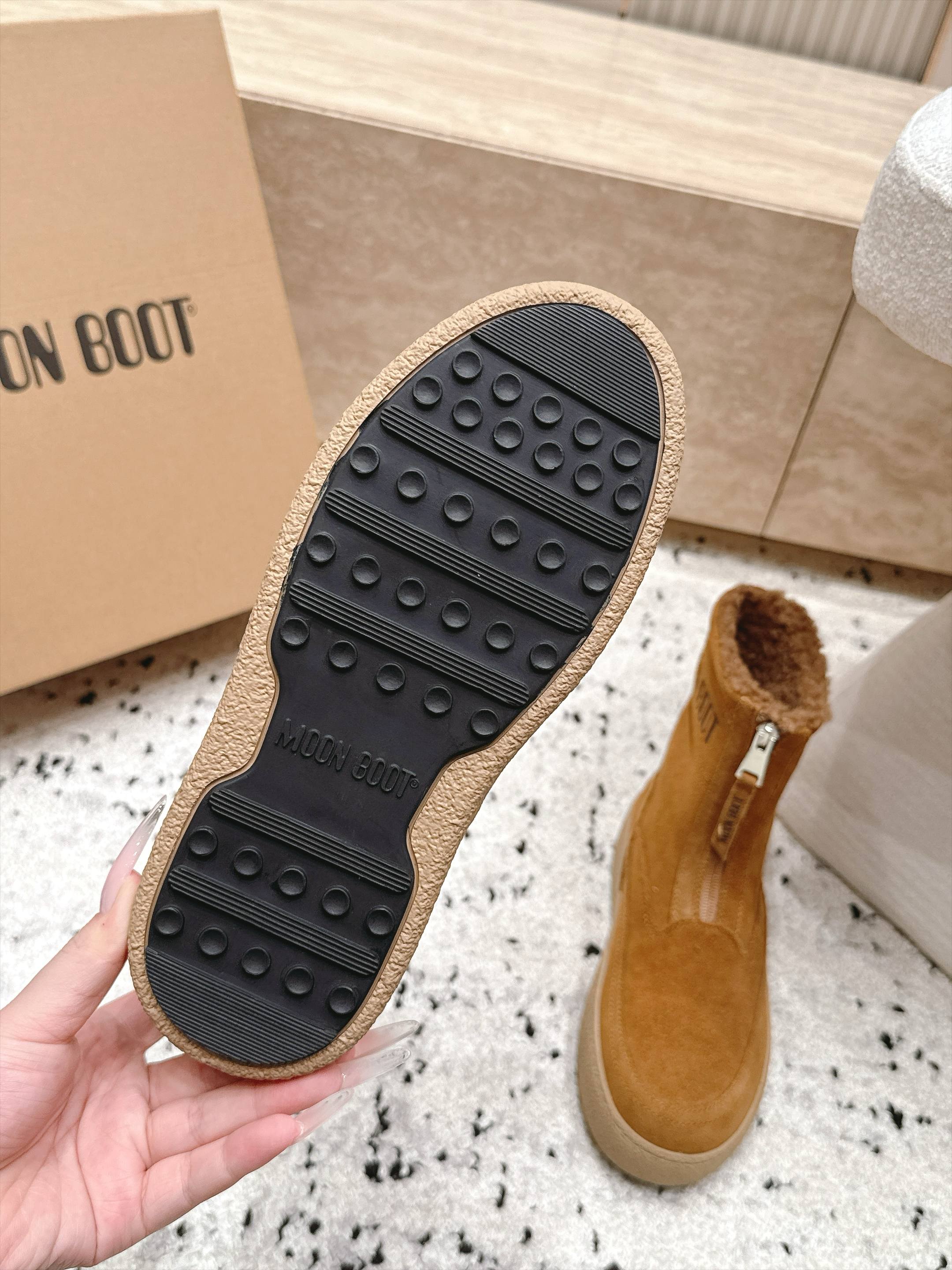 Moon Boot雪地靴系列｜冬日甜酷保暖单品 Moon Boot这款毛绒雪地靴，妥妥是冬日氛围感担当，黑色和奶白双色可