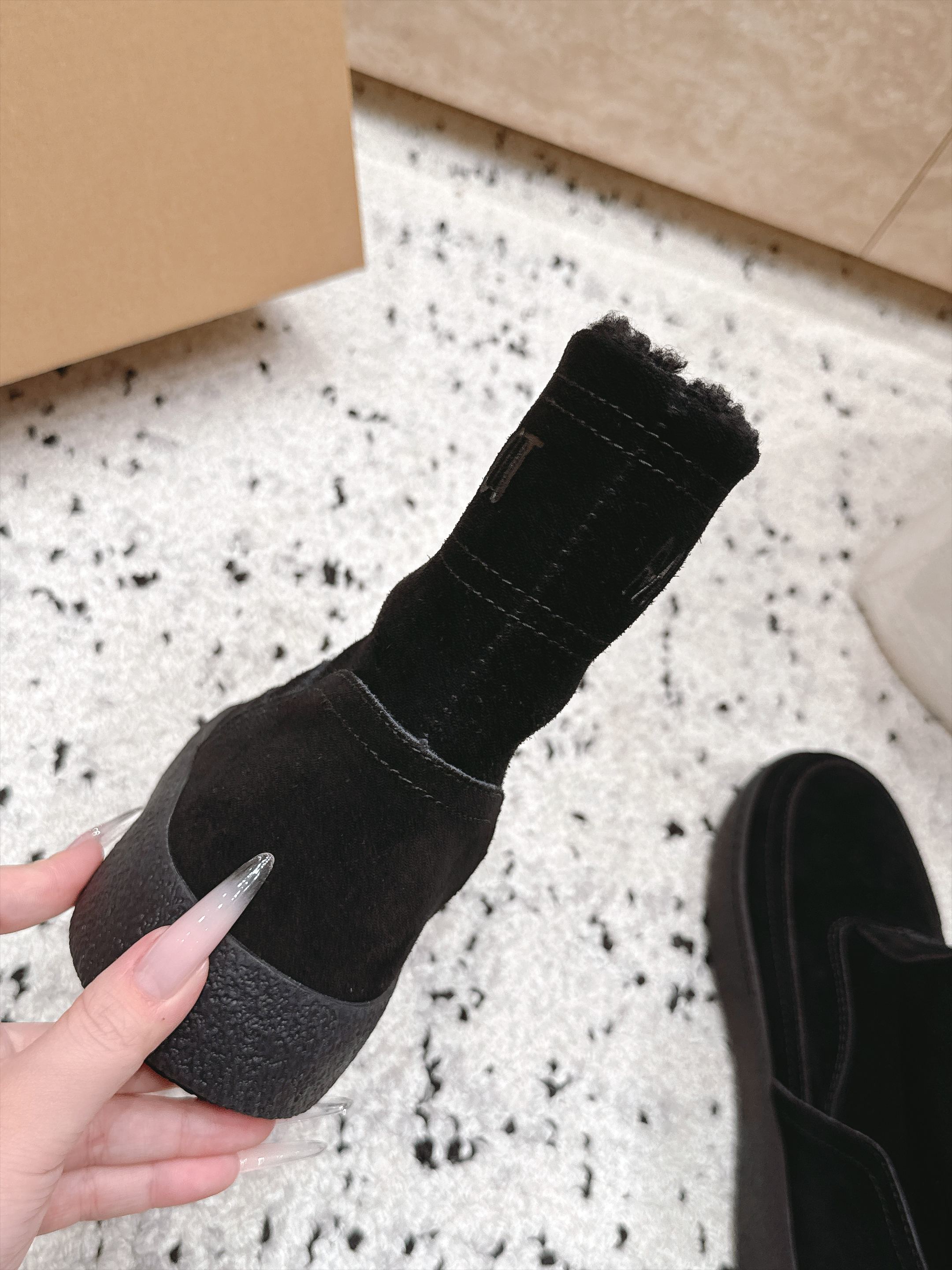 Moon Boot雪地靴系列｜冬日甜酷保暖单品 Moon Boot这款毛绒雪地靴，妥妥是冬日氛围感担当，黑色和奶白双色可