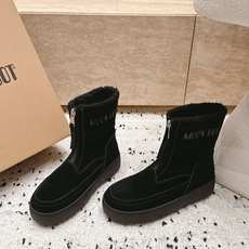 Moon Boot雪地靴系列|冬日甜酷保暖单品 Moon Boot这款毛绒雪地靴,妥妥是冬日氛围感担当,黑色和奶白双色可 Moon Boot雪地靴系列|冬日甜酷保暖单品 Moon Boot这款毛绒雪地靴,妥妥是冬日氛围感担当,黑色和奶白双色可