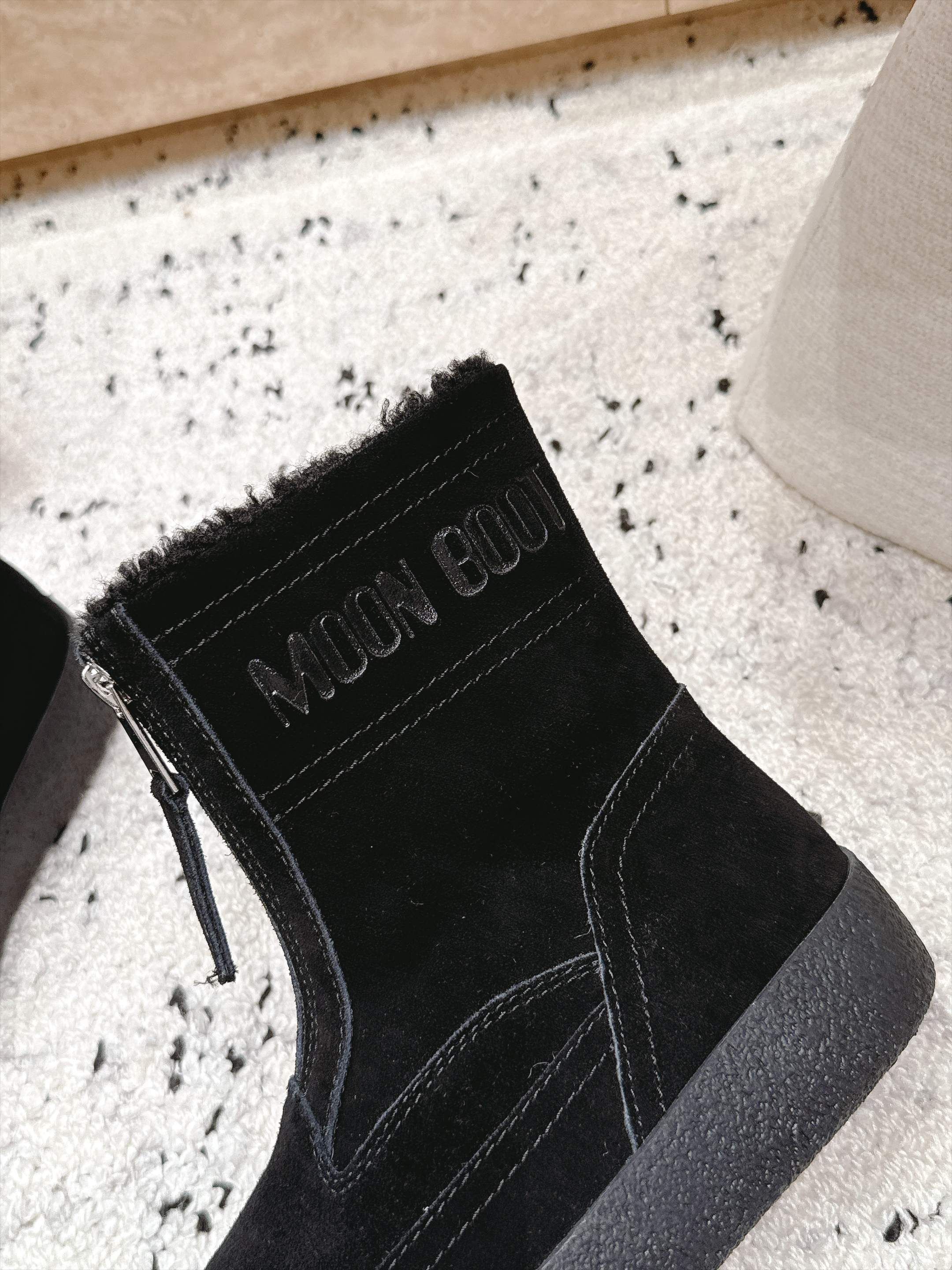 Moon Boot雪地靴系列｜冬日甜酷保暖单品 Moon Boot这款毛绒雪地靴，妥妥是冬日氛围感担当，黑色和奶白双色可