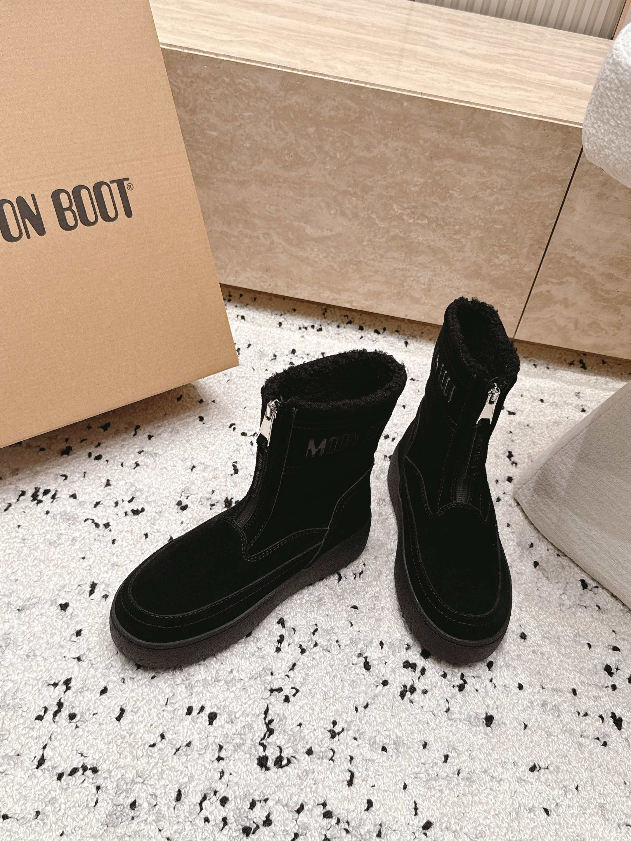 Moon Boot雪地靴系列｜冬日甜酷保暖单品 Moon Boot这款毛绒雪地靴，妥妥是冬日氛围感担当，黑色和奶白双色可