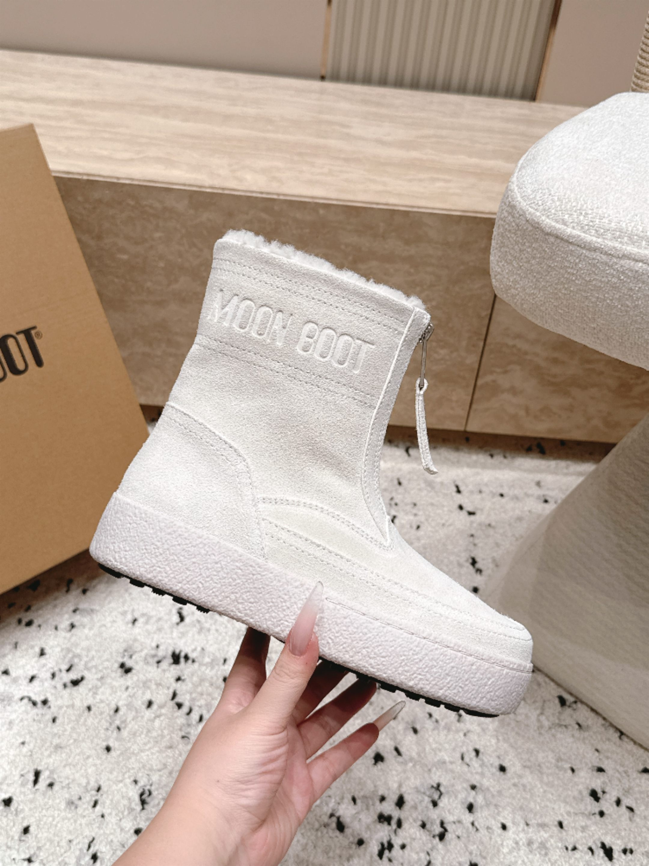Moon Boot雪地靴系列｜冬日甜酷保暖单品 Moon Boot这款毛绒雪地靴，妥妥是冬日氛围感担当，黑色和奶白双色可