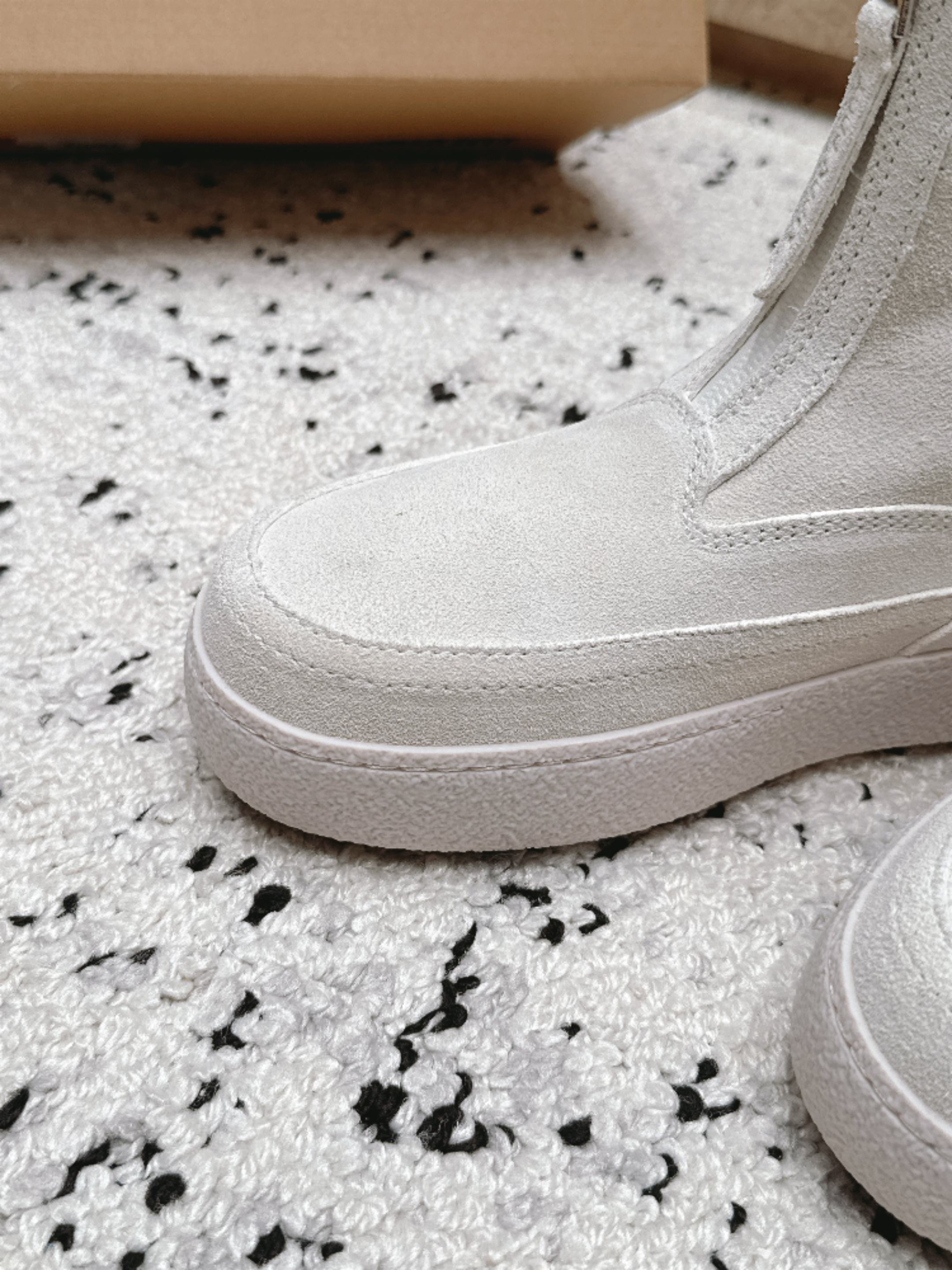 Moon Boot雪地靴系列｜冬日甜酷保暖单品 Moon Boot这款毛绒雪地靴，妥妥是冬日氛围感担当，黑色和奶白双色可