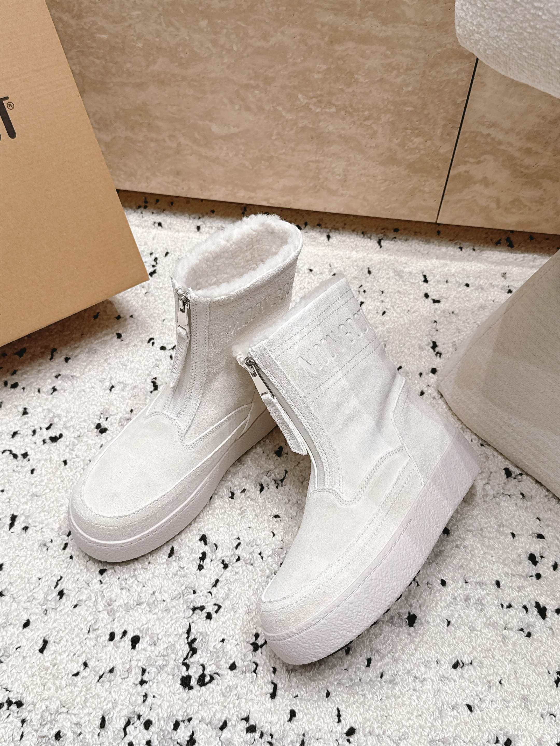 Moon Boot雪地靴系列｜冬日甜酷保暖单品 Moon Boot这款毛绒雪地靴，妥妥是冬日氛围感担当，黑色和奶白双色可