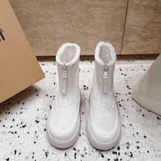Moon Boot雪地靴系列|冬日甜酷保暖单品 Moon Boot这款毛绒雪地靴,妥妥是冬日氛围感担当,黑色和奶白双色可 Moon Boot雪地靴系列|冬日甜酷保暖单品 Moon Boot这款毛绒雪地靴,妥妥是冬日氛围感担当,黑色和奶白双色可