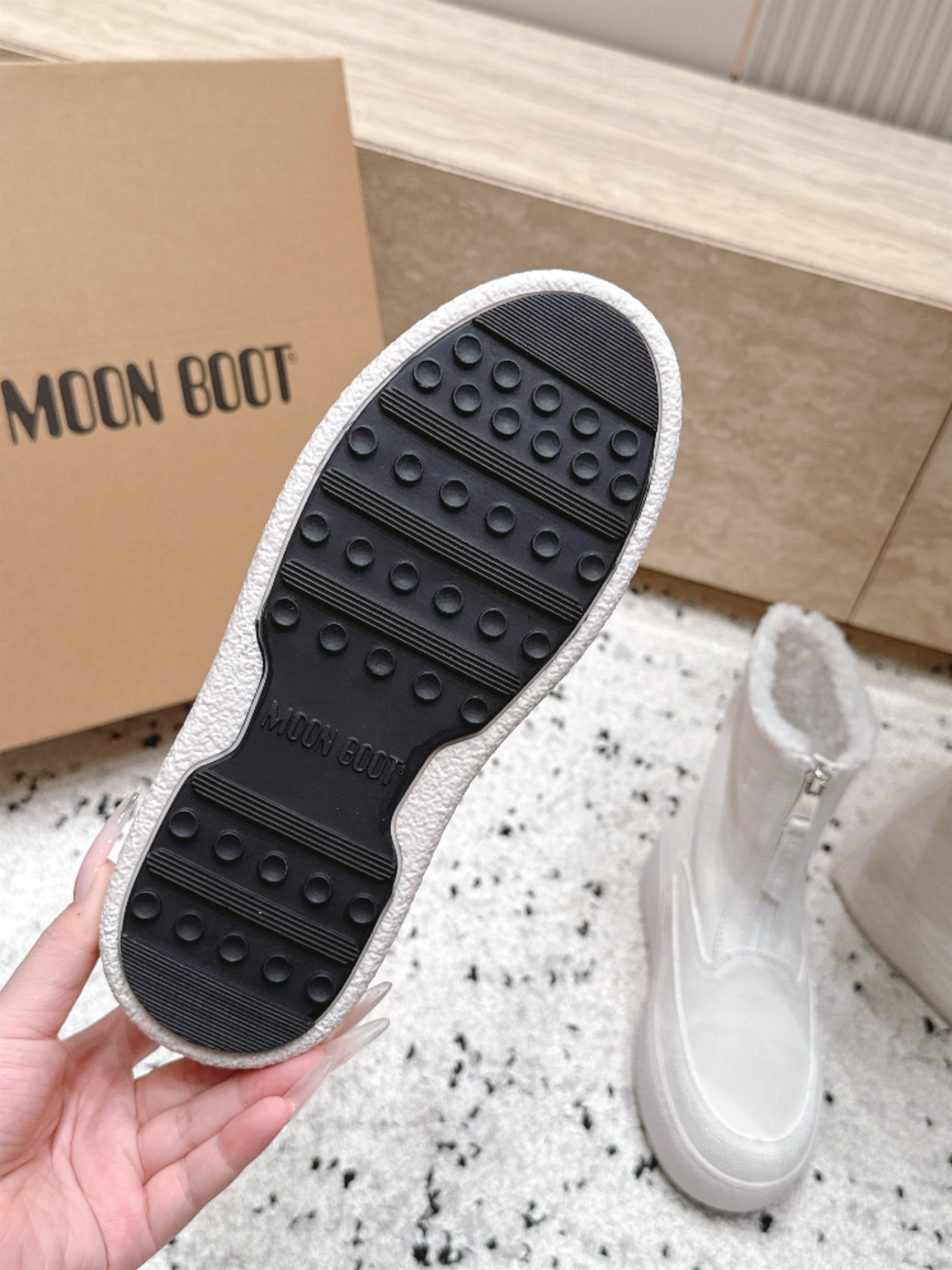Moon Boot雪地靴系列｜冬日甜酷保暖单品 Moon Boot这款毛绒雪地靴，妥妥是冬日氛围感担当，黑色和奶白双色可