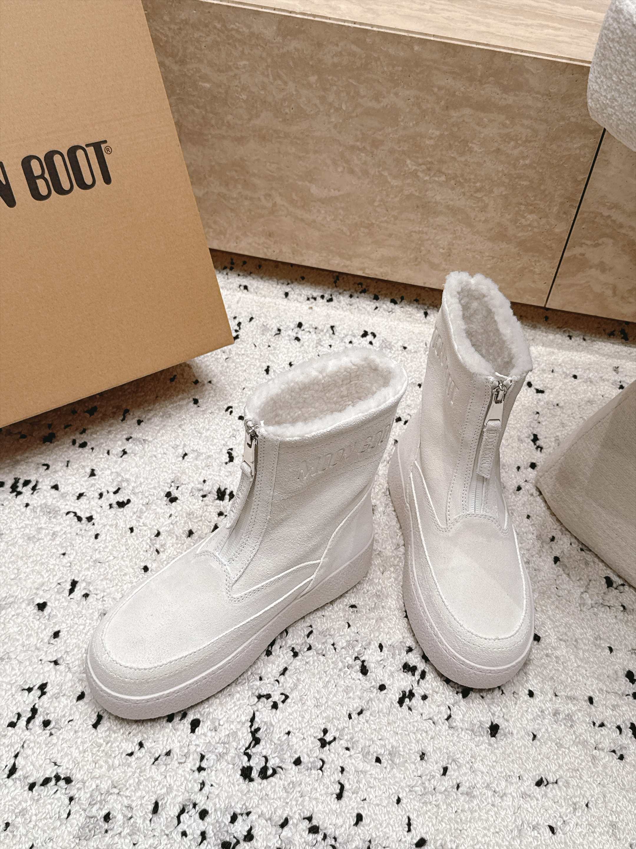 Moon Boot雪地靴系列｜冬日甜酷保暖单品 Moon Boot这款毛绒雪地靴，妥妥是冬日氛围感担当，黑色和奶白双色可