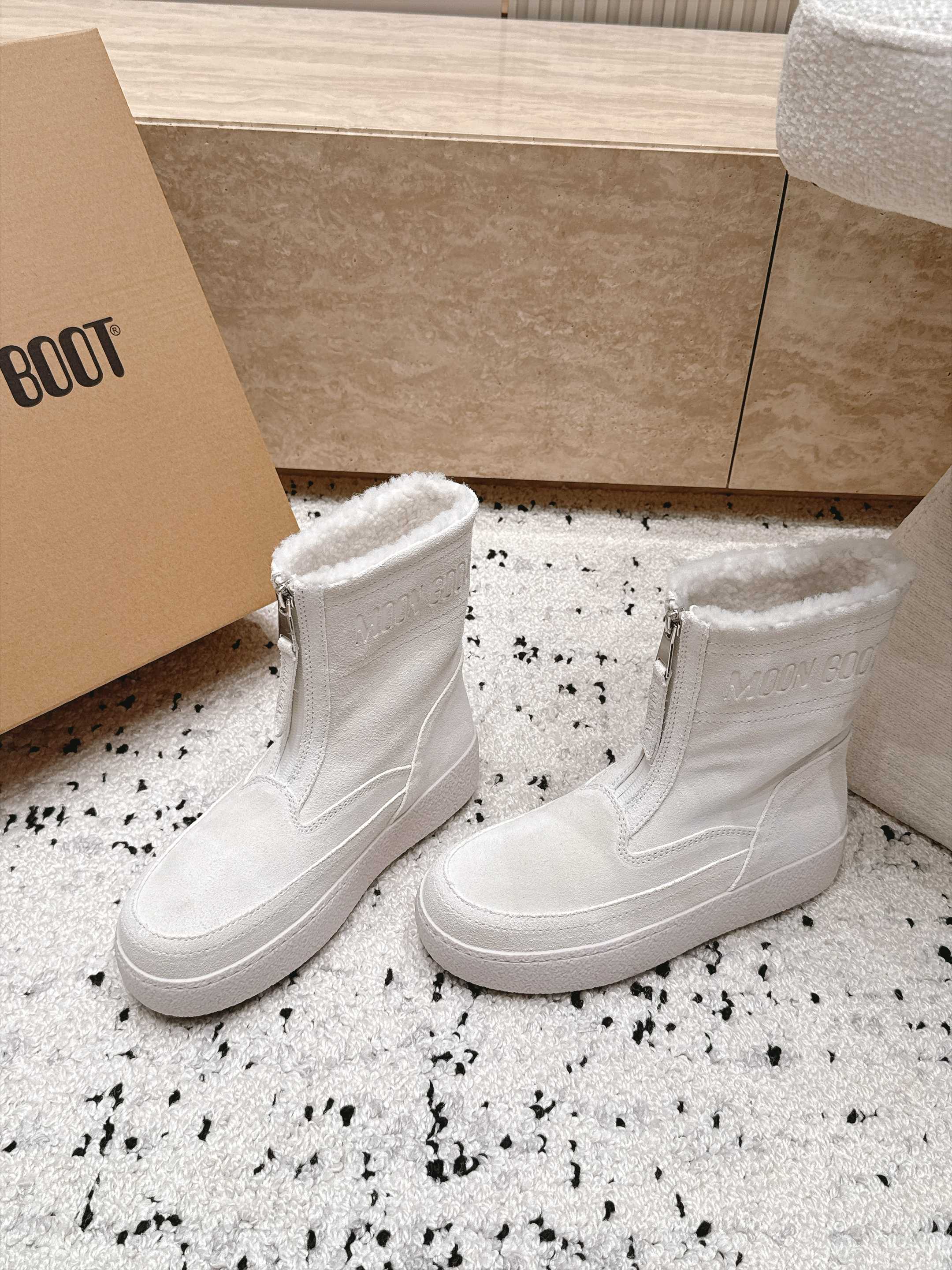 Moon Boot雪地靴系列｜冬日甜酷保暖单品 Moon Boot这款毛绒雪地靴，妥妥是冬日氛围感担当，黑色和奶白双色可