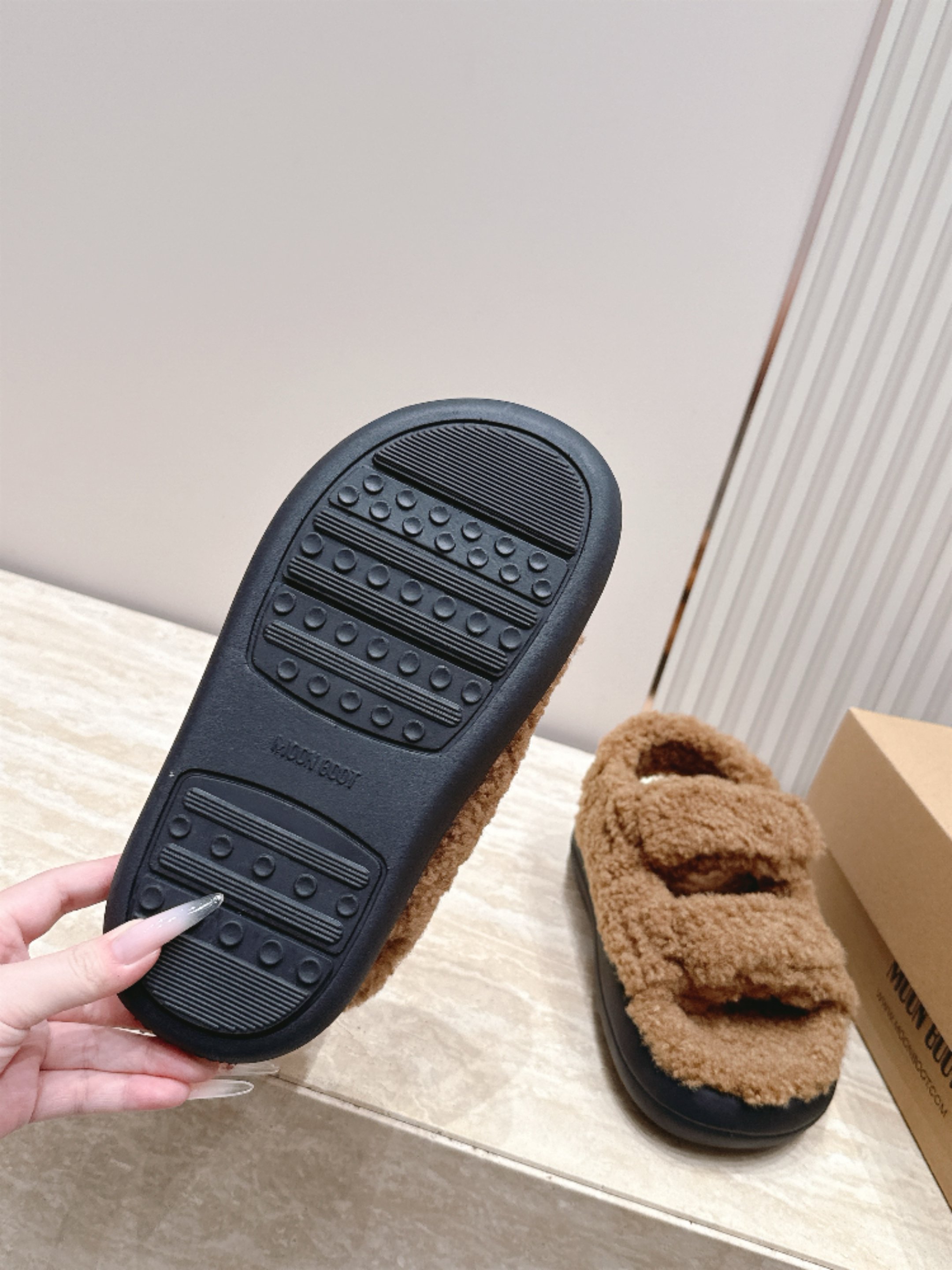 Moon Boot泰迪魔术贴毛毛鞋｜冬日软糯氛围感 Moon Boot这款泰迪毛毛鞋，简直是秋冬氛围感神器，焦糖棕与奶白
