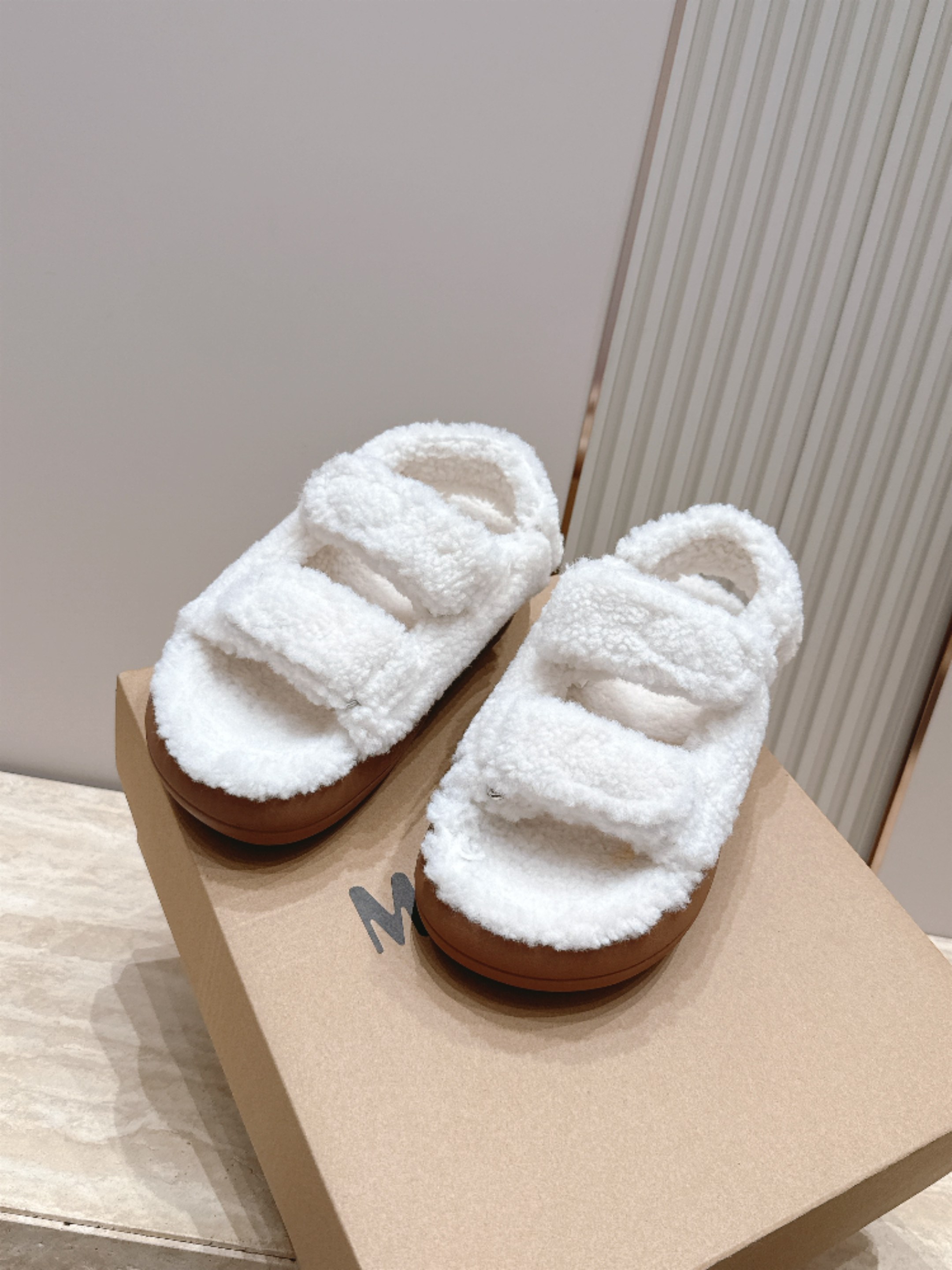 Moon Boot泰迪魔术贴毛毛鞋｜冬日软糯氛围感 Moon Boot这款泰迪毛毛鞋，简直是秋冬氛围感神器，焦糖棕与奶白