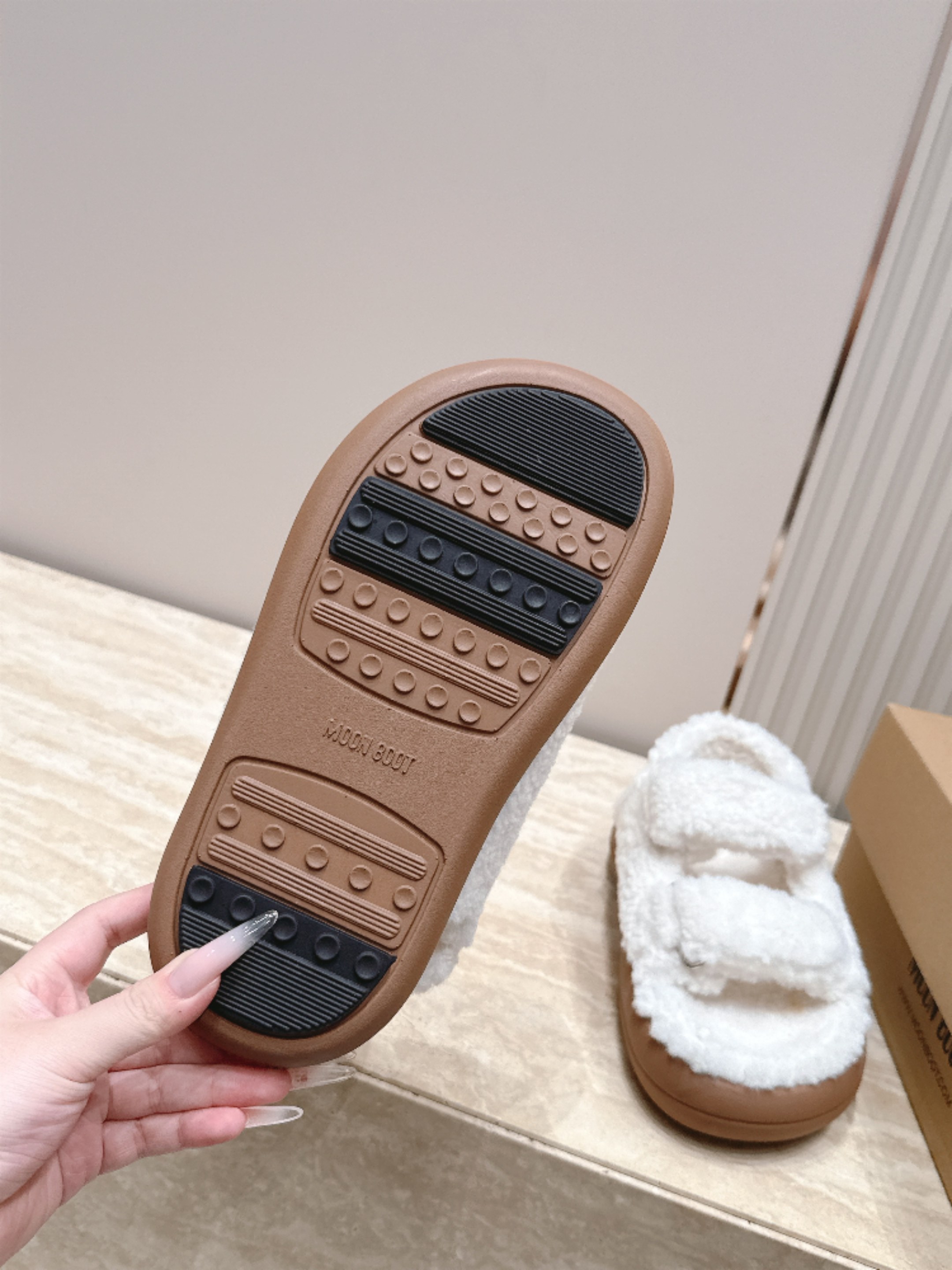 Moon Boot泰迪魔术贴毛毛鞋｜冬日软糯氛围感 Moon Boot这款泰迪毛毛鞋，简直是秋冬氛围感神器，焦糖棕与奶白