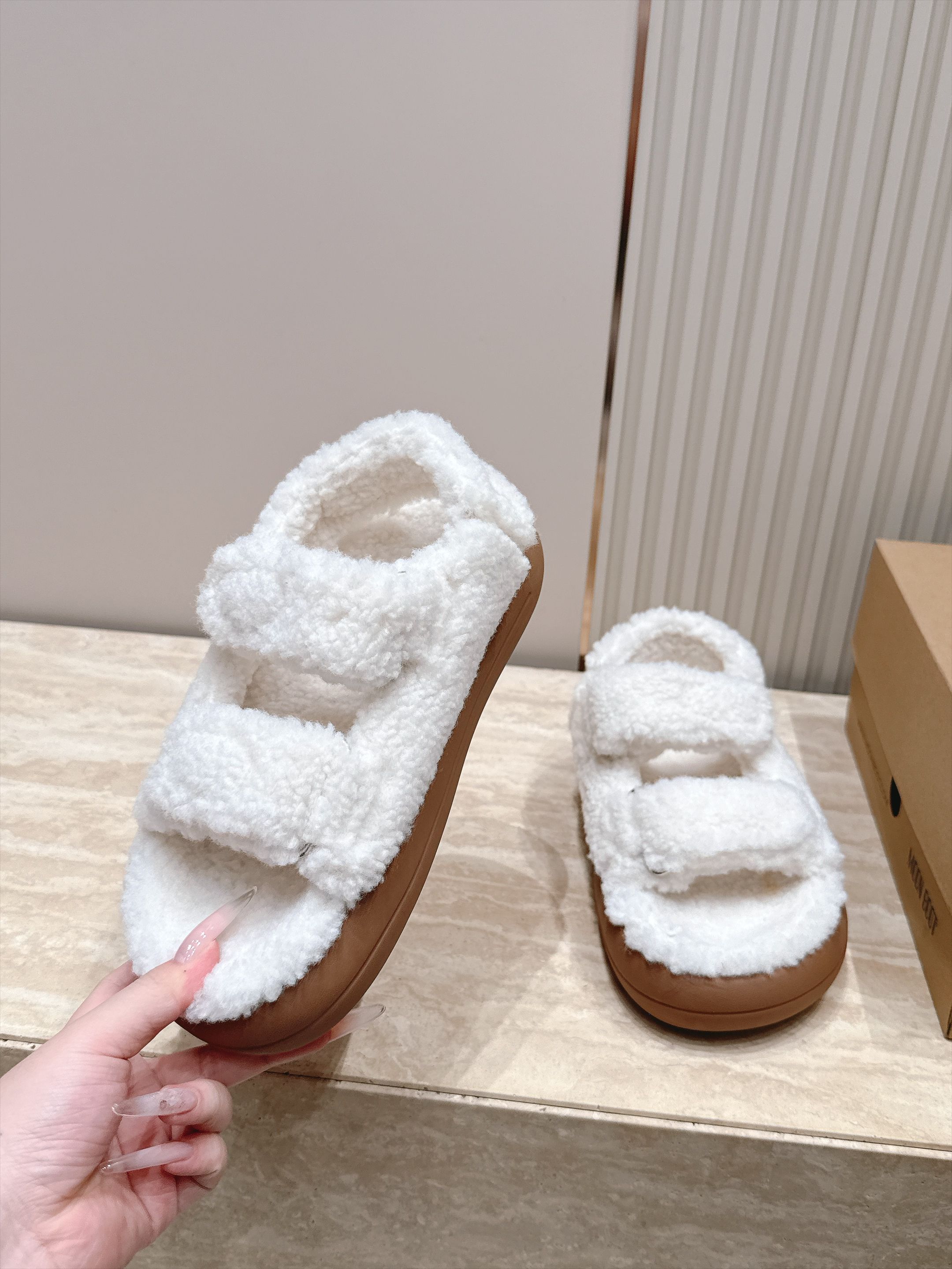 Moon Boot泰迪魔术贴毛毛鞋｜冬日软糯氛围感 Moon Boot这款泰迪毛毛鞋，简直是秋冬氛围感神器，焦糖棕与奶白