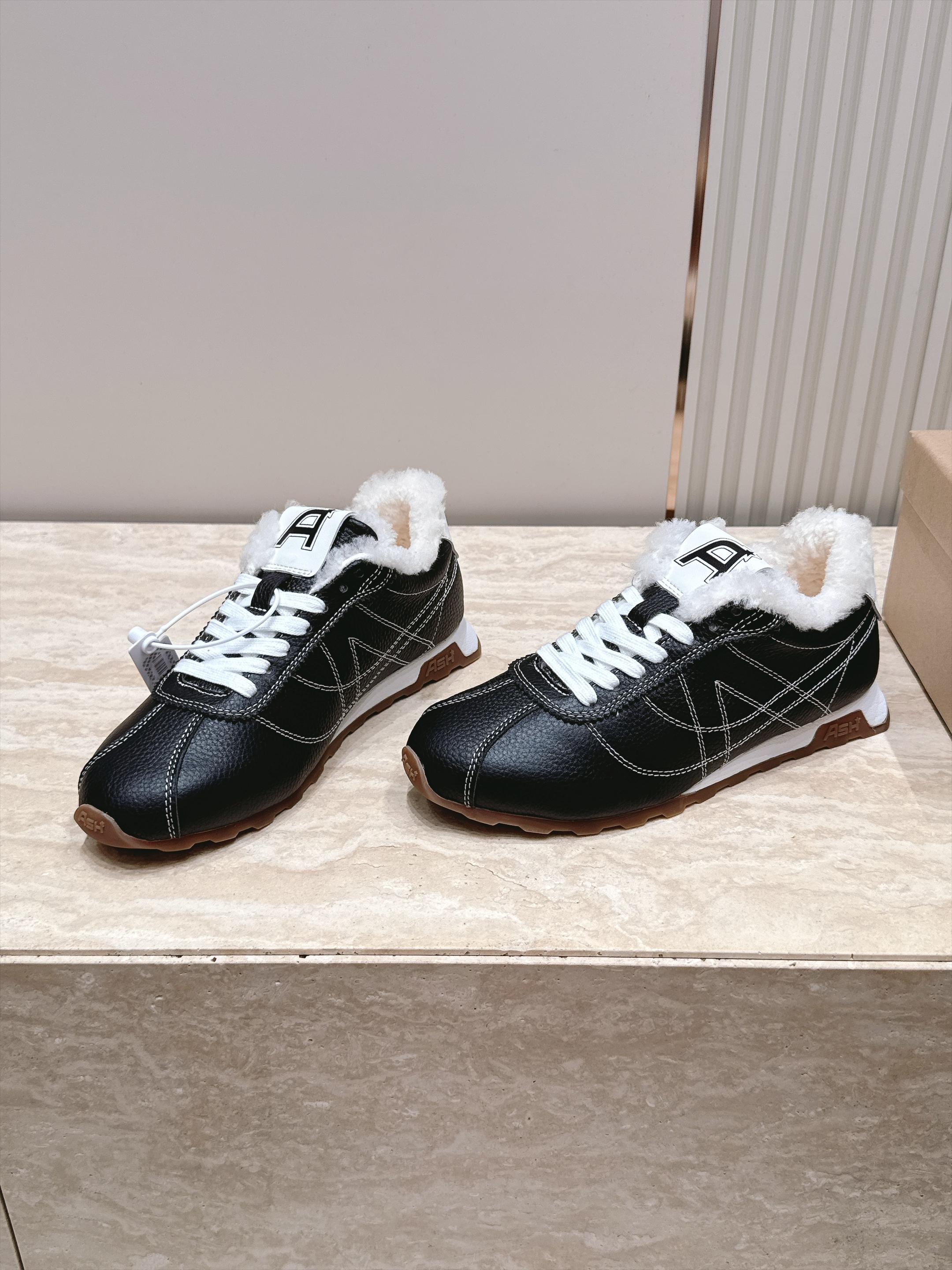 毛里 ASH艾熙小众~休闲圆头毛里休闲鞋 ASH富有独特美式复古风格,以扎实的皮革鞋身与复古氛围的百搭外型,获得 毛里 ASH艾熙小众~休闲圆头毛里休闲鞋 ASH富有独特美式复古风格,以扎实的皮革鞋身与复古氛围的百搭外型,获得