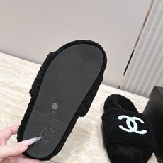Chanel 香奈儿 新款毛毛包头拖鞋! 这款毛拖真的是真太可爱了 柔软蓬松的毛毛,舒服暖脚! 增高显腿长! 秋冬搭配袜 Chanel 香奈儿 新款毛毛包头拖鞋! 这款毛拖真的是真太可爱了 柔软蓬松的毛毛,舒服暖脚! 增高显腿长! 秋冬搭配袜
