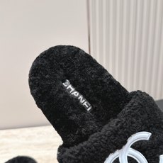 Chanel 香奈儿 新款毛毛包头拖鞋! 这款毛拖真的是真太可爱了 柔软蓬松的毛毛,舒服暖脚! 增高显腿长! 秋冬搭配袜 Chanel 香奈儿 新款毛毛包头拖鞋! 这款毛拖真的是真太可爱了 柔软蓬松的毛毛,舒服暖脚! 增高显腿长! 秋冬搭配袜