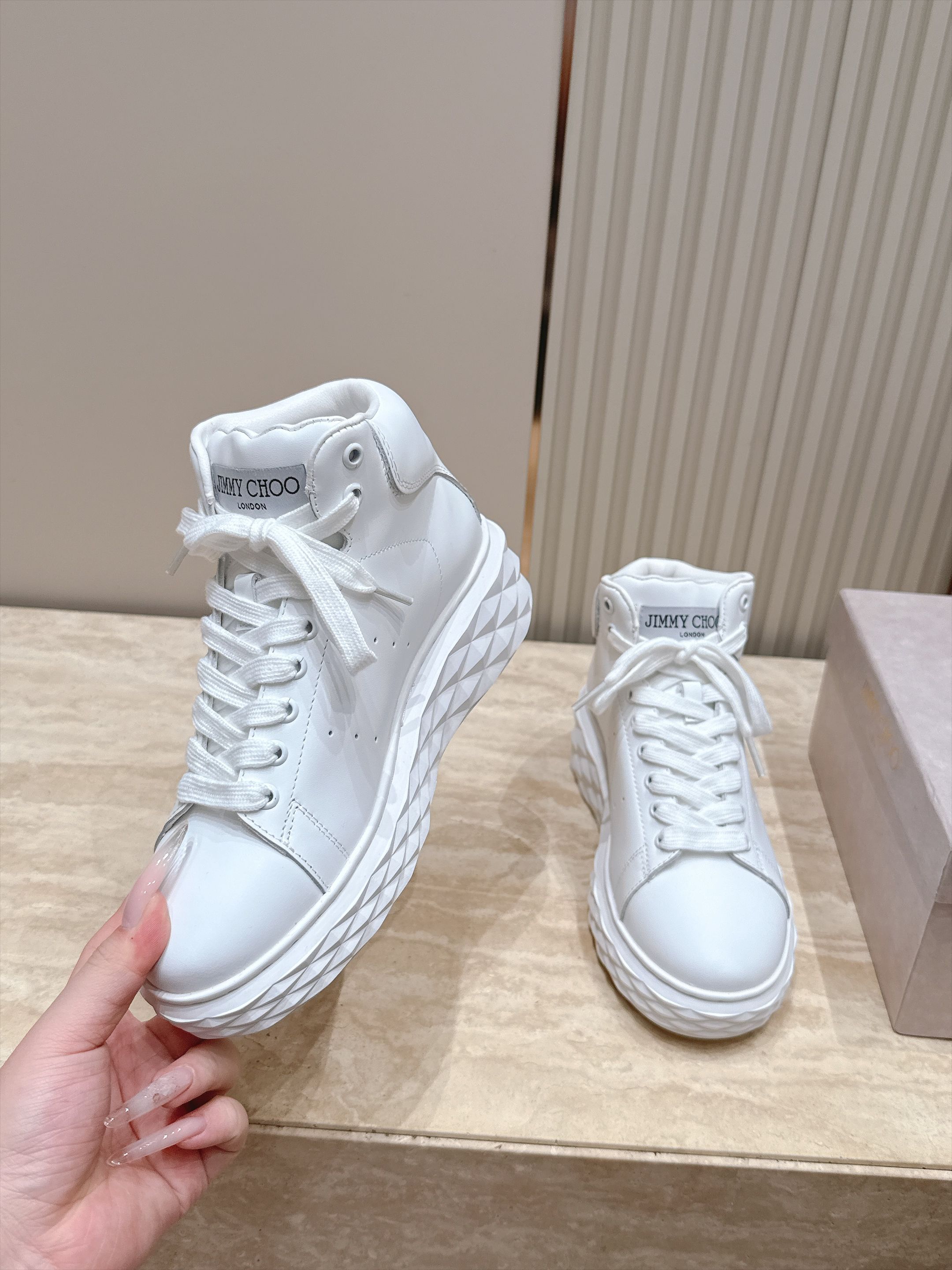 JIMMYCHOO 新款休闲鞋高帮小白鞋 Diamond Light Maxi 系列休闲鞋 皮质软乎乎的,穿上它的感觉特 JIMMYCHOO 新款休闲鞋高帮小白鞋 Diamond Light Maxi 系列休闲鞋 皮质软乎乎的,穿上它的感觉特