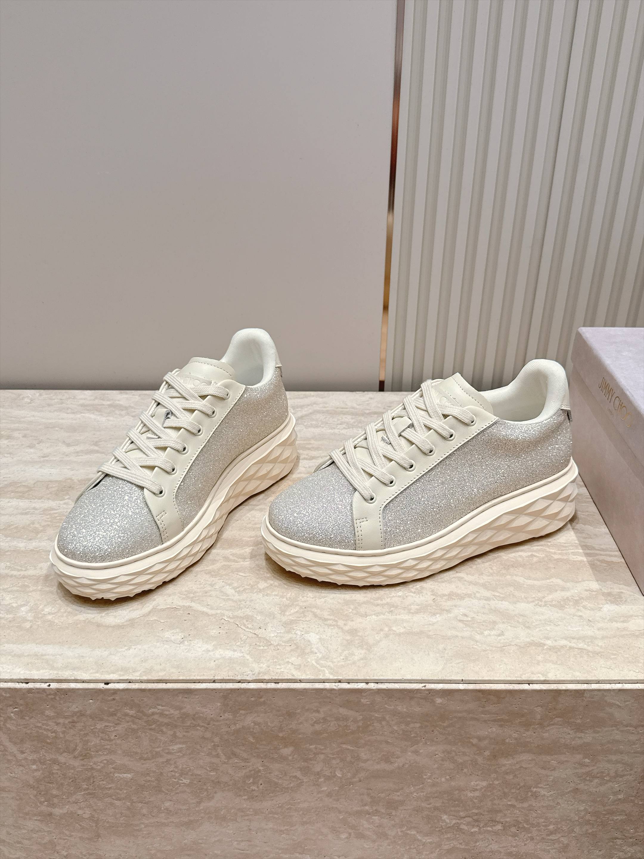 格力特款 JIMMYCHOO 新款休闲鞋小白鞋 Diamond Light Maxi 系列休闲鞋 光滑皮革拼粗粒闪粉材 格力特款 JIMMYCHOO 新款休闲鞋小白鞋 Diamond Light Maxi 系列休闲鞋 光滑皮革拼粗粒闪粉材