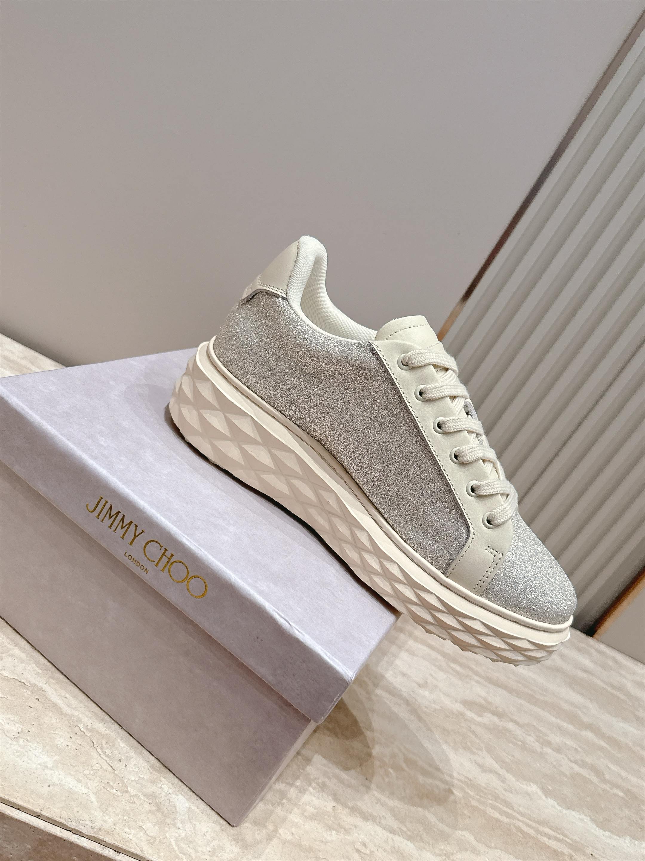 格力特款 JIMMYCHOO 新款休闲鞋小白鞋 Diamond Light Maxi 系列休闲鞋 光滑皮革拼粗粒闪粉材 格力特款 JIMMYCHOO 新款休闲鞋小白鞋 Diamond Light Maxi 系列休闲鞋 光滑皮革拼粗粒闪粉材