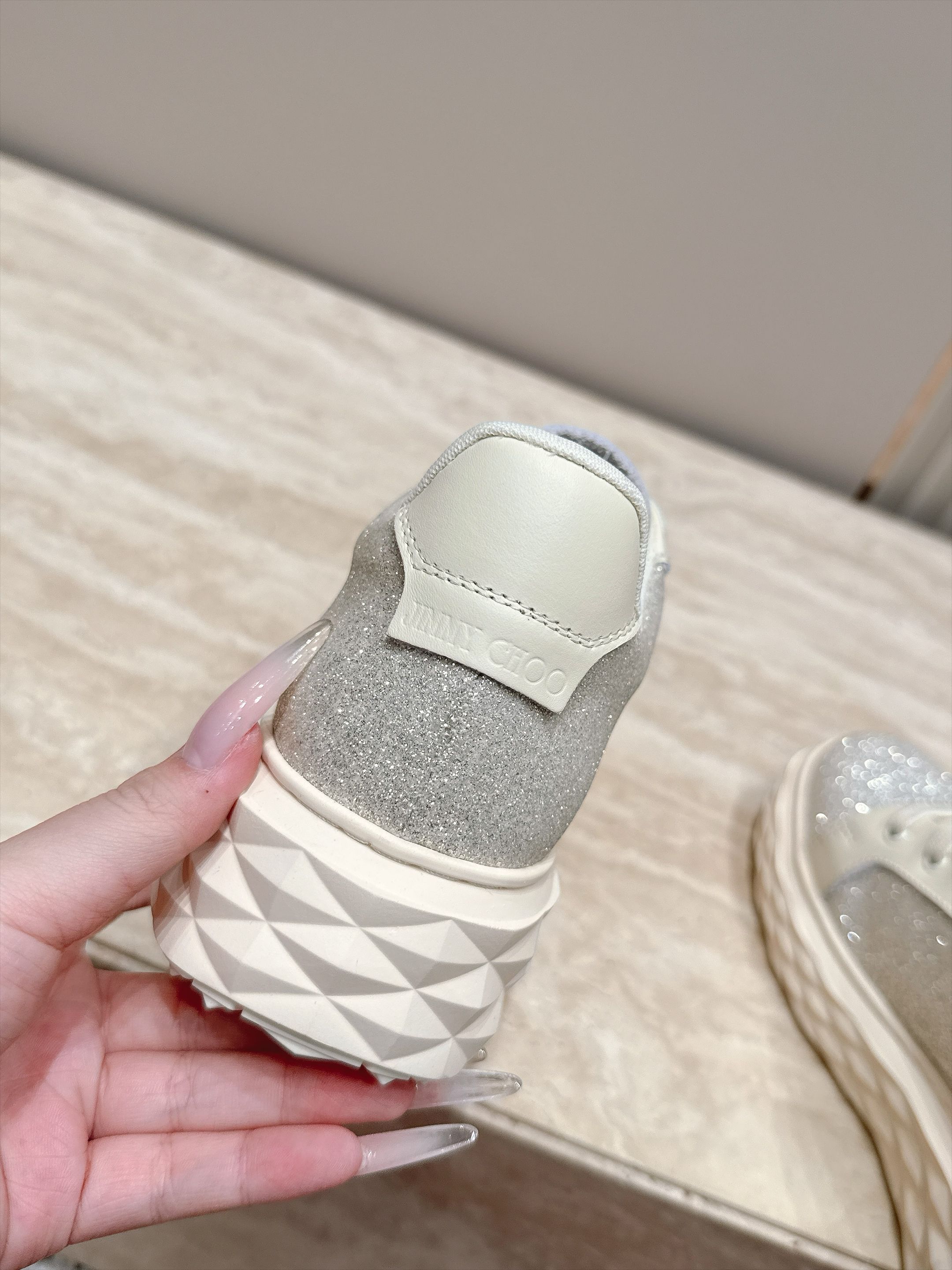 格力特款 JIMMYCHOO 新款休闲鞋小白鞋 Diamond Light Maxi 系列休闲鞋 光滑皮革拼粗粒闪粉材 格力特款 JIMMYCHOO 新款休闲鞋小白鞋 Diamond Light Maxi 系列休闲鞋 光滑皮革拼粗粒闪粉材
